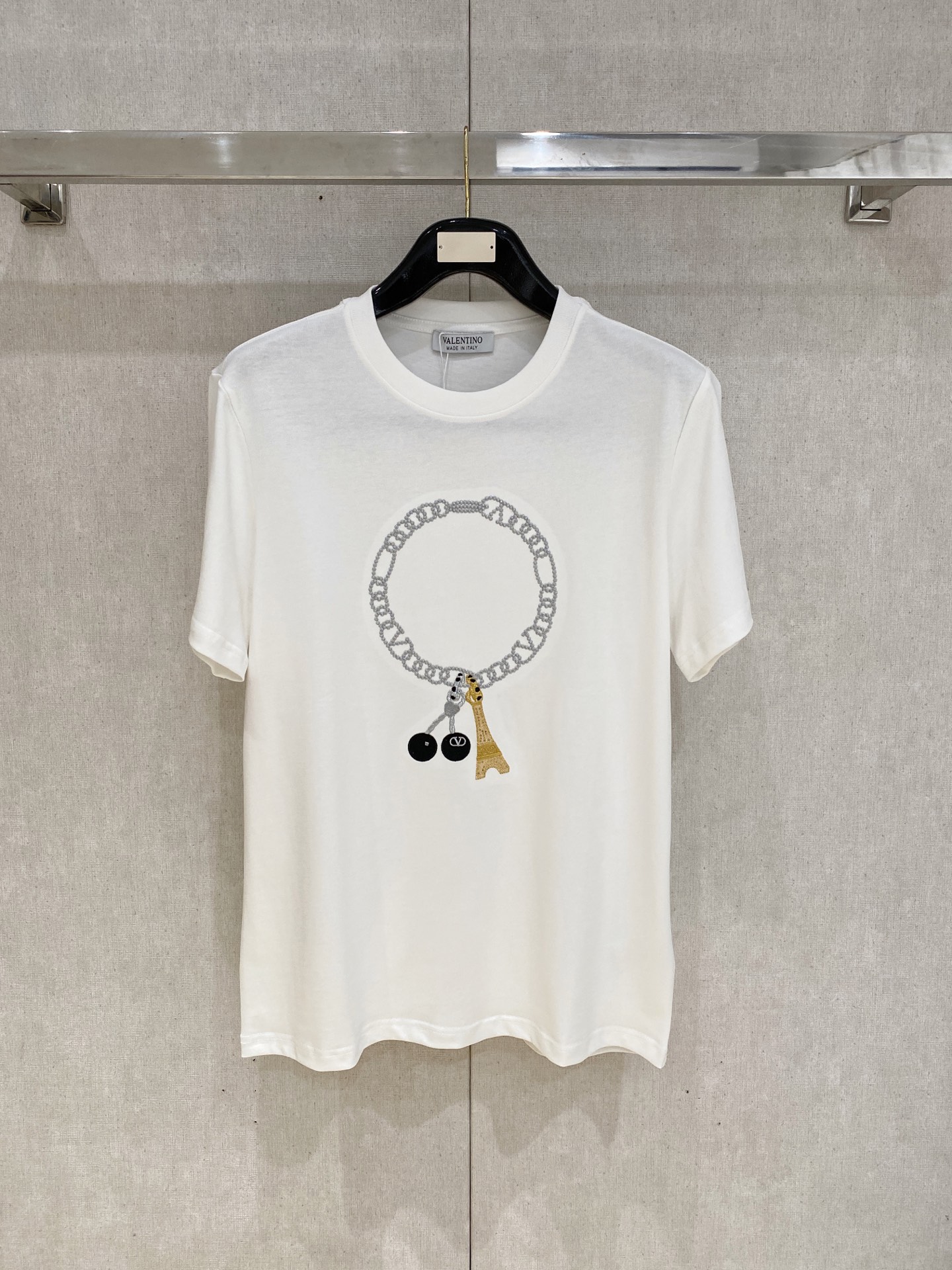 NO:458021,Valentino 25ss Spring and Summer New Style First Counter Latest Short Sleeve Round Neck T-shirt Hand-painted Craftsmanship High-end Customization Design Avant-garde and fashionable!  Brand logo heavy craft design High-end customized 240g fabric. Soft feel and comfortable to wear. Premium car line with counter level. Black and white. S-2XL, valentino, valentino, T-shirt, tees, t-shirt, alexander wang19860909华伦天*valentino 25ss春夏新款首发专柜最新款短袖圆领T恤 手绘工艺 高端订制 设计前卫时尚！品牌logo重工艺设计 高端定制240克面料.手感柔软.穿着舒适.专柜级别精致车线.颜色黑色.白色.码数S-2XL,,valentino,valentino,T-shirt,tees，t-shirt,alexander wang,Men's clothing