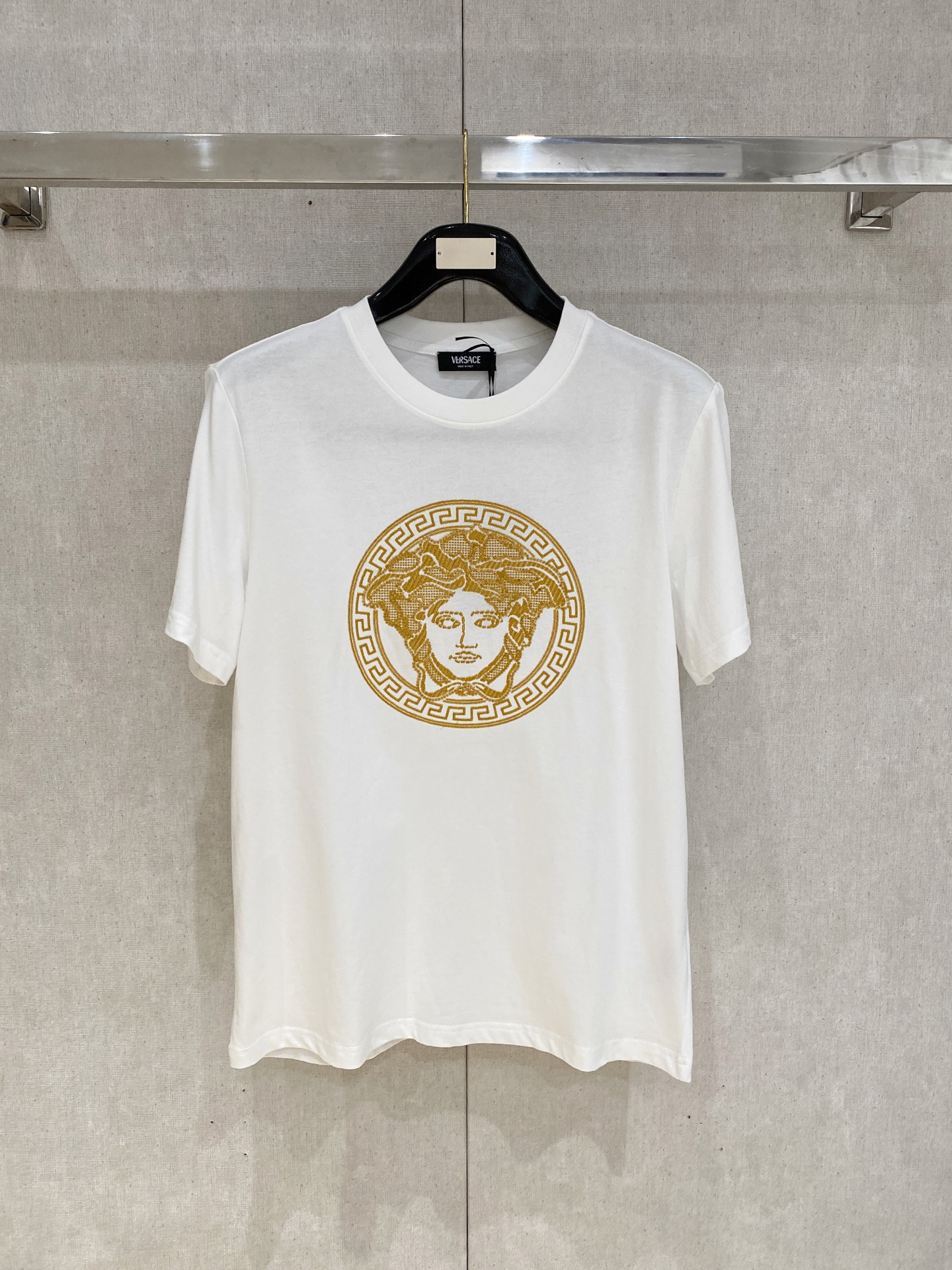 NO:458024,Versace 25ss Spring and Summer New First-Open Counter Latest Short Sleeve Round Neck T-shirt High-end Customized Design Avant-garde and Fashionable!  Brand logo heavy craft design High-end customized 240g fabric. Soft feel and comfortable to wear. Premium car line with exquisite color. Black and white. S-2XL, versace, versace, T-shirt, tees, t-shirt, alexander wang19860909范思*Versace 25ss春夏新款首发专柜最新款短袖圆领T恤 高端订制 设计前卫时尚！品牌logo重工艺设计 高端定制240克面料.手感柔软.穿着舒适.专柜级别精致车线.颜色黑色.白色.码数S-2XL,,versace,versace,T-shirt,tees，t-shirt,alexander wang,Men's clothing