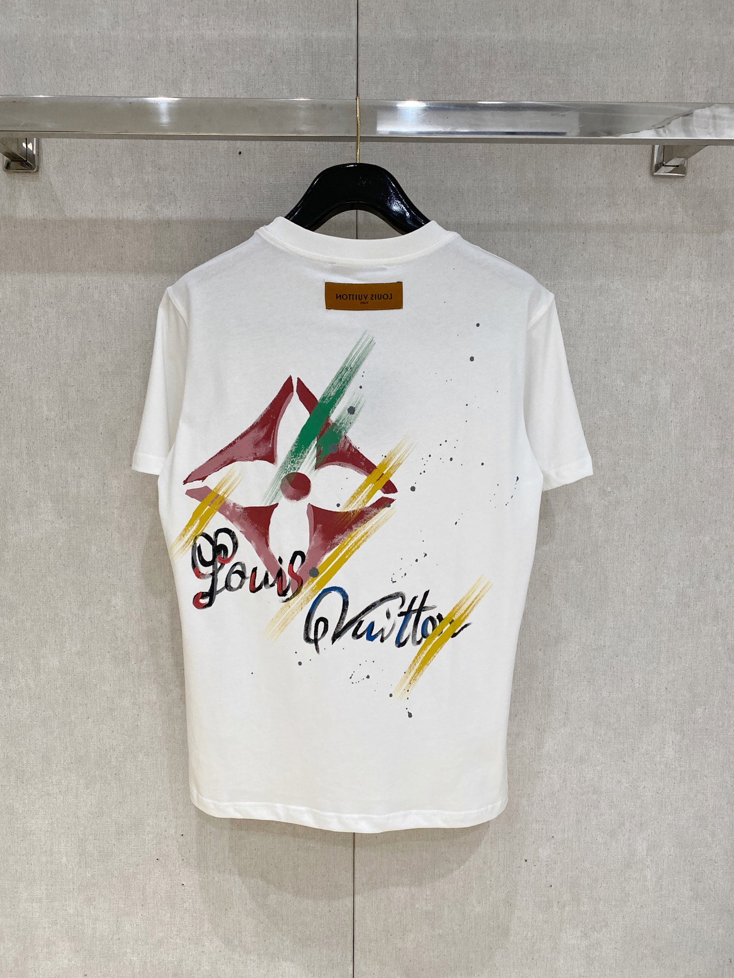🌾退换# 路易威*LV 春夏新款首发专柜最新款短袖圆领T恤 手绘工艺 高端订制 设计前卫时尚！品牌log