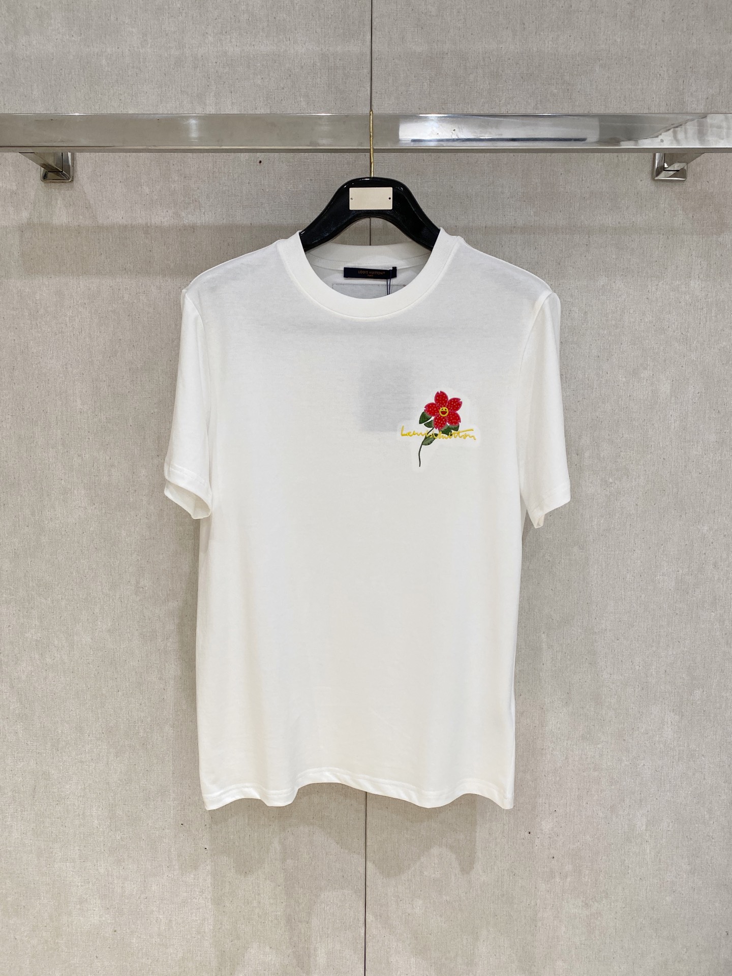 🌾退换# 路易威*LV 春夏新款首发专柜最新款短袖圆领T恤 高端订制 设计前卫时尚！品牌logo重工艺设