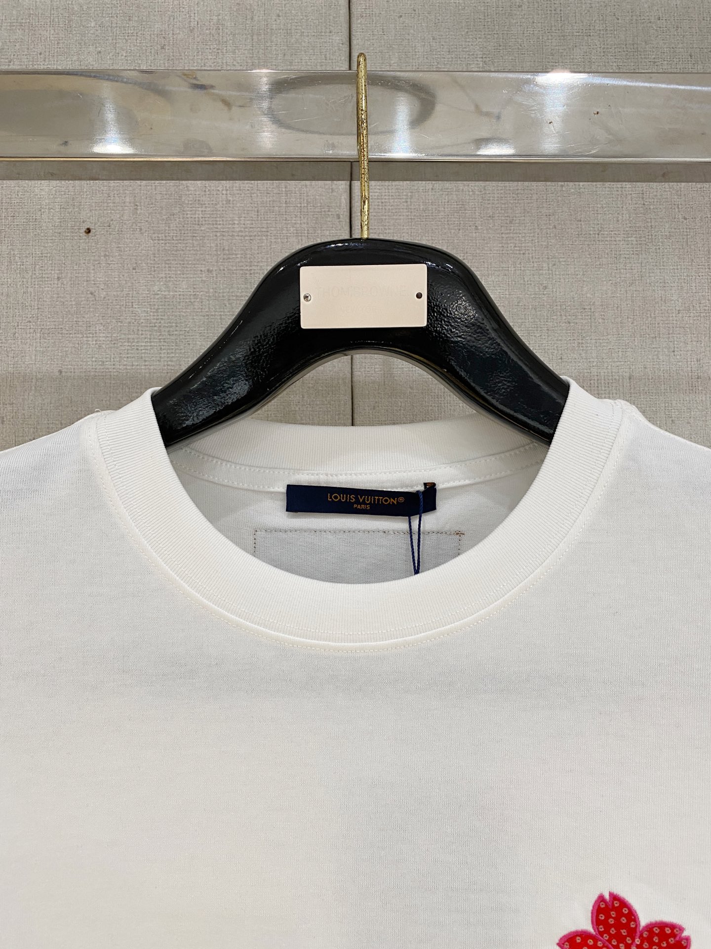 🌾退换# 路易威*LV 春夏新款首发专柜最新款短袖圆领T恤 高端订制 设计前卫时尚！品牌logo重工艺设