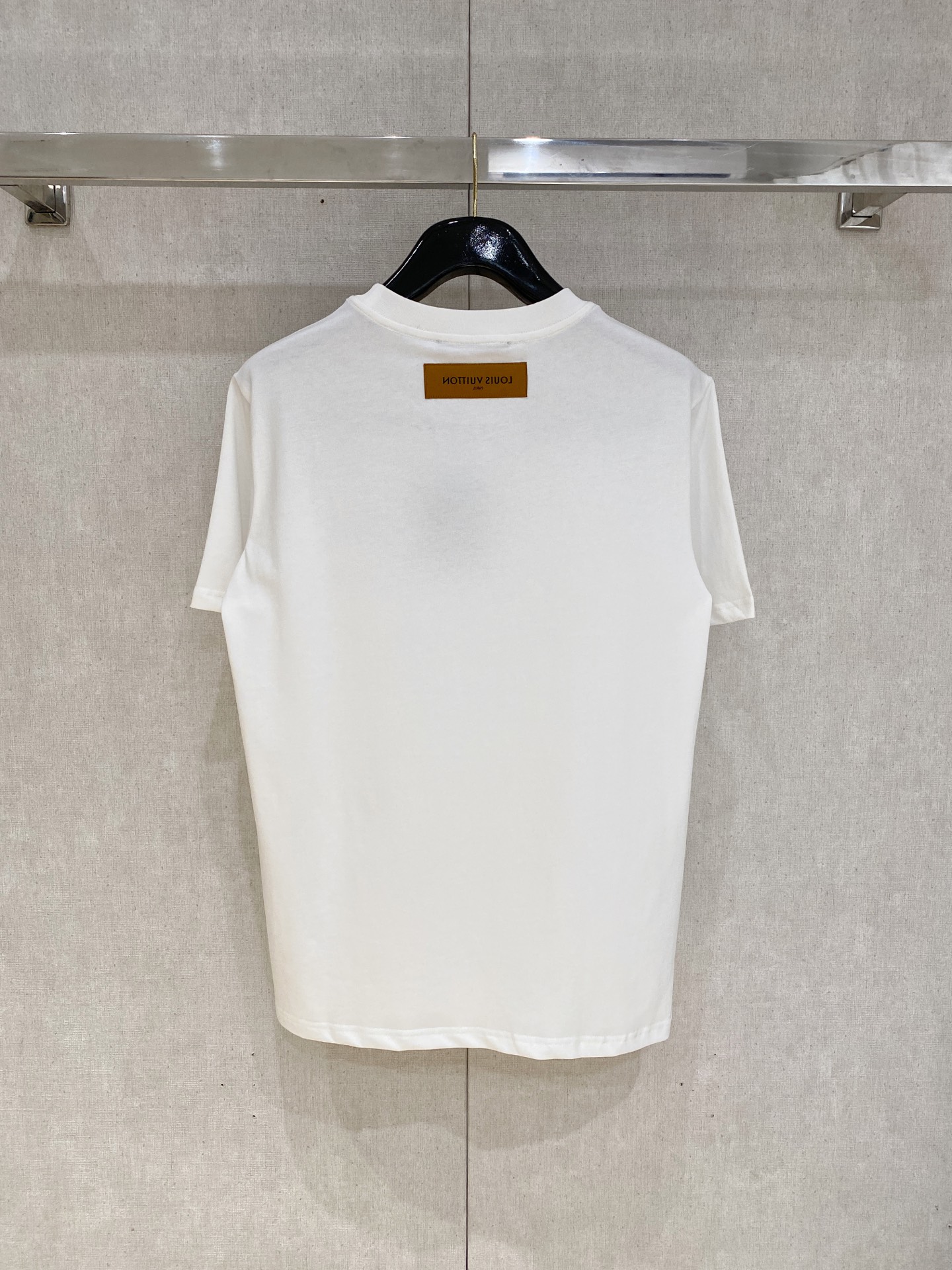 🌾退换# 路易威*LV 春夏新款首发专柜最新款短袖圆领T恤 高端订制 设计前卫时尚！品牌logo重工艺设