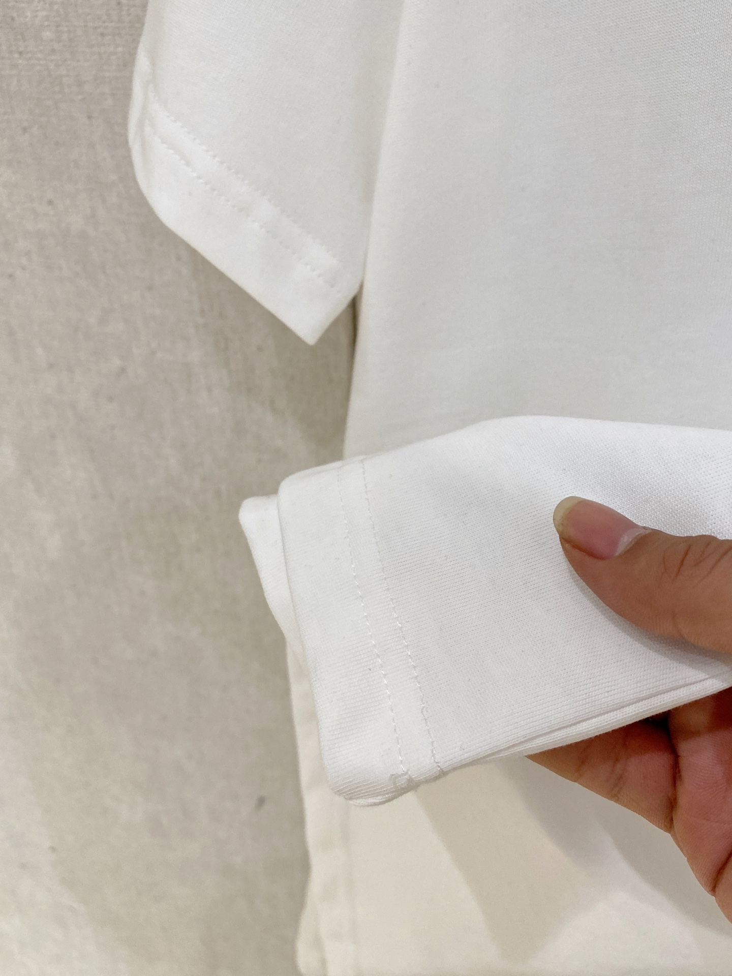 🌾退换# 路易威*LV 春夏新款首发专柜最新款短袖圆领T恤 高端订制 设计前卫时尚！品牌logo重工艺设