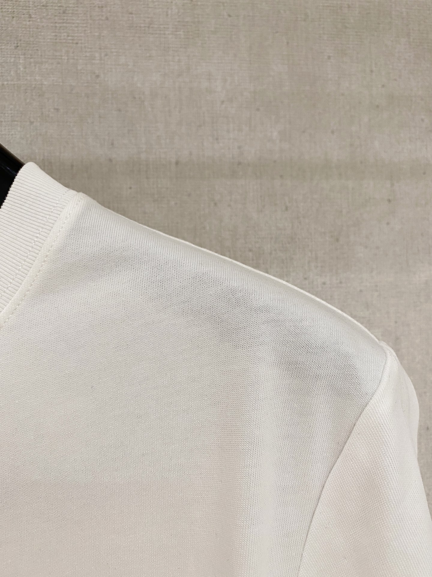 🌾退换# 路易威*LV 春夏新款首发专柜最新款短袖圆领T恤 高端订制 设计前卫时尚！品牌logo重工艺设