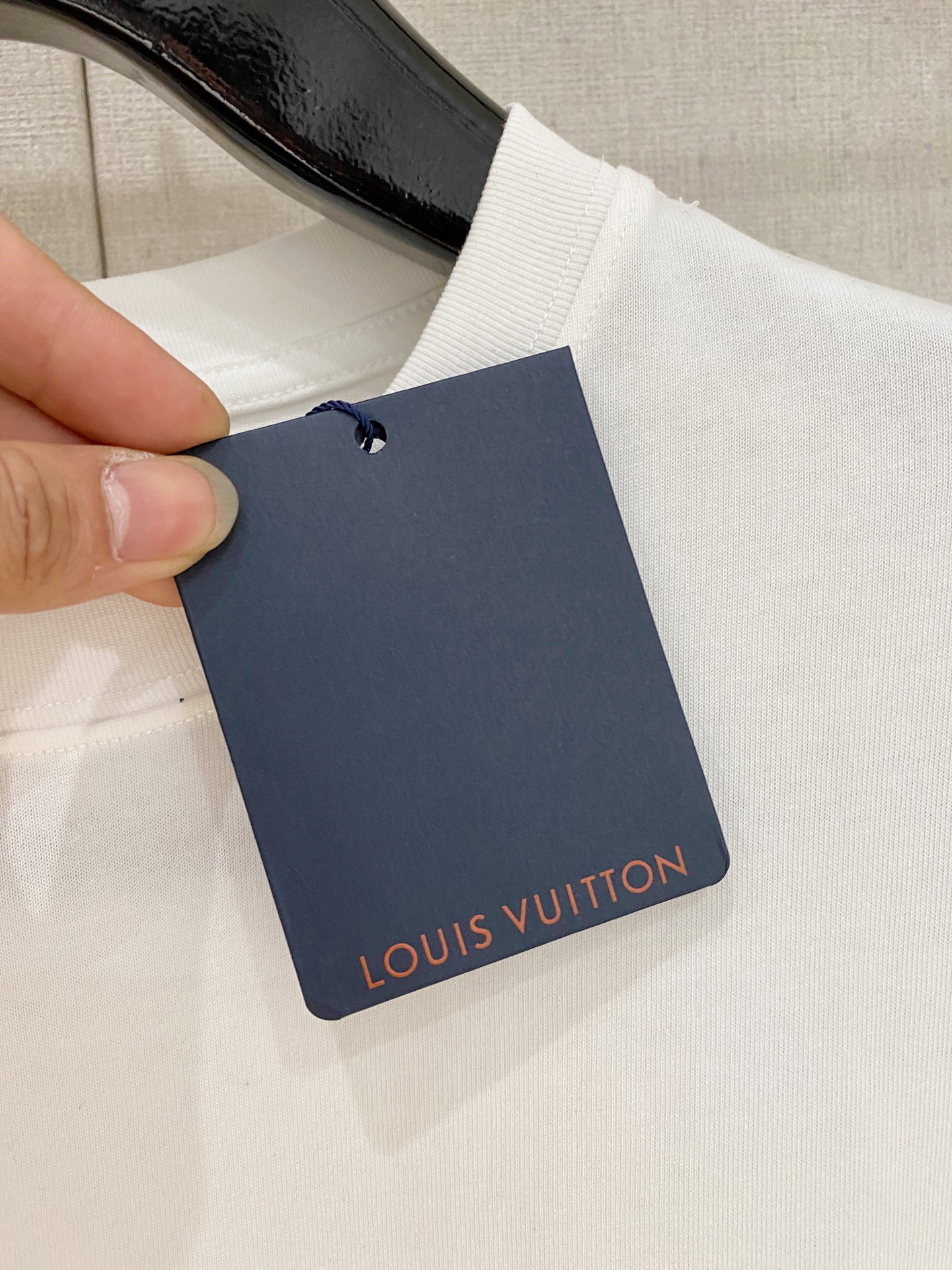 🌾退换# 路易威*LV 春夏新款首发专柜最新款短袖圆领T恤 高端订制 设计前卫时尚！品牌logo重工艺设