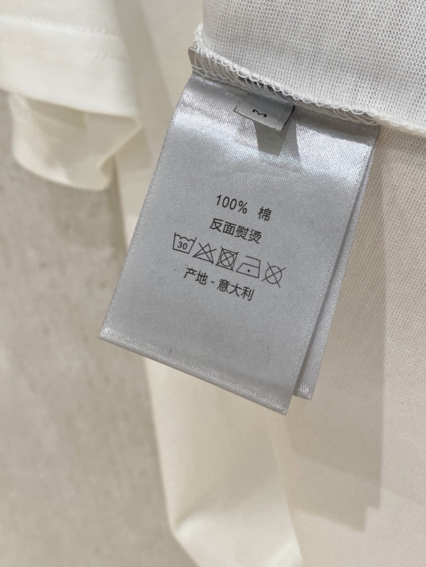 🌾退换# 迪*Dior 春夏新款首发专柜最新款短袖圆领T恤 高端订制 设计前卫时尚！品牌logo重工艺设