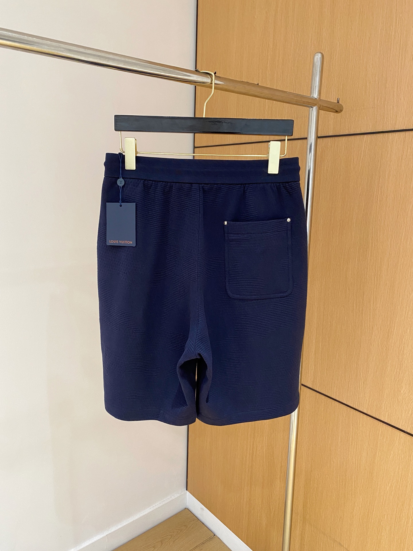新品 
lv。男士精品休闲裤顶级面料休闲短裤 最新款上身版型无敌正!绝对可以闭眼收的一款此款裤子非常百搭