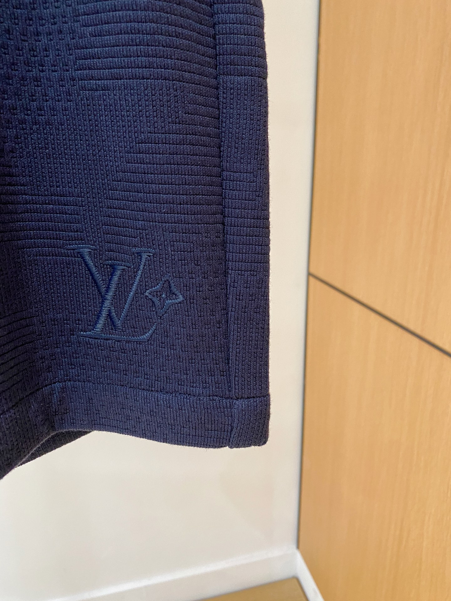 新品 
lv。男士精品休闲裤顶级面料休闲短裤 最新款上身版型无敌正!绝对可以闭眼收的一款此款裤子非常百搭