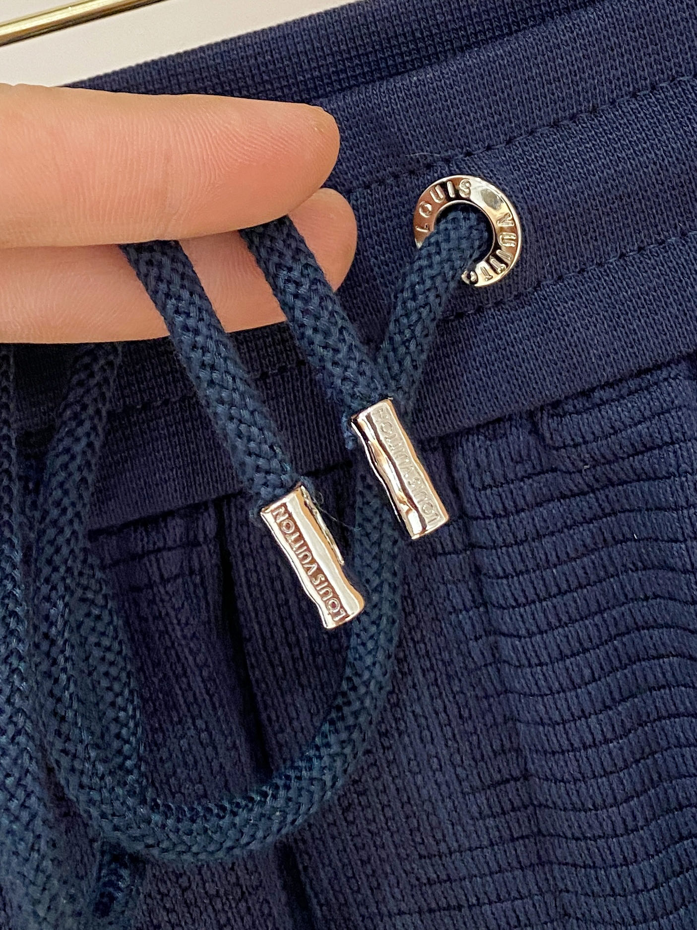新品 
lv。男士精品休闲裤顶级面料休闲短裤 最新款上身版型无敌正!绝对可以闭眼收的一款此款裤子非常百搭
