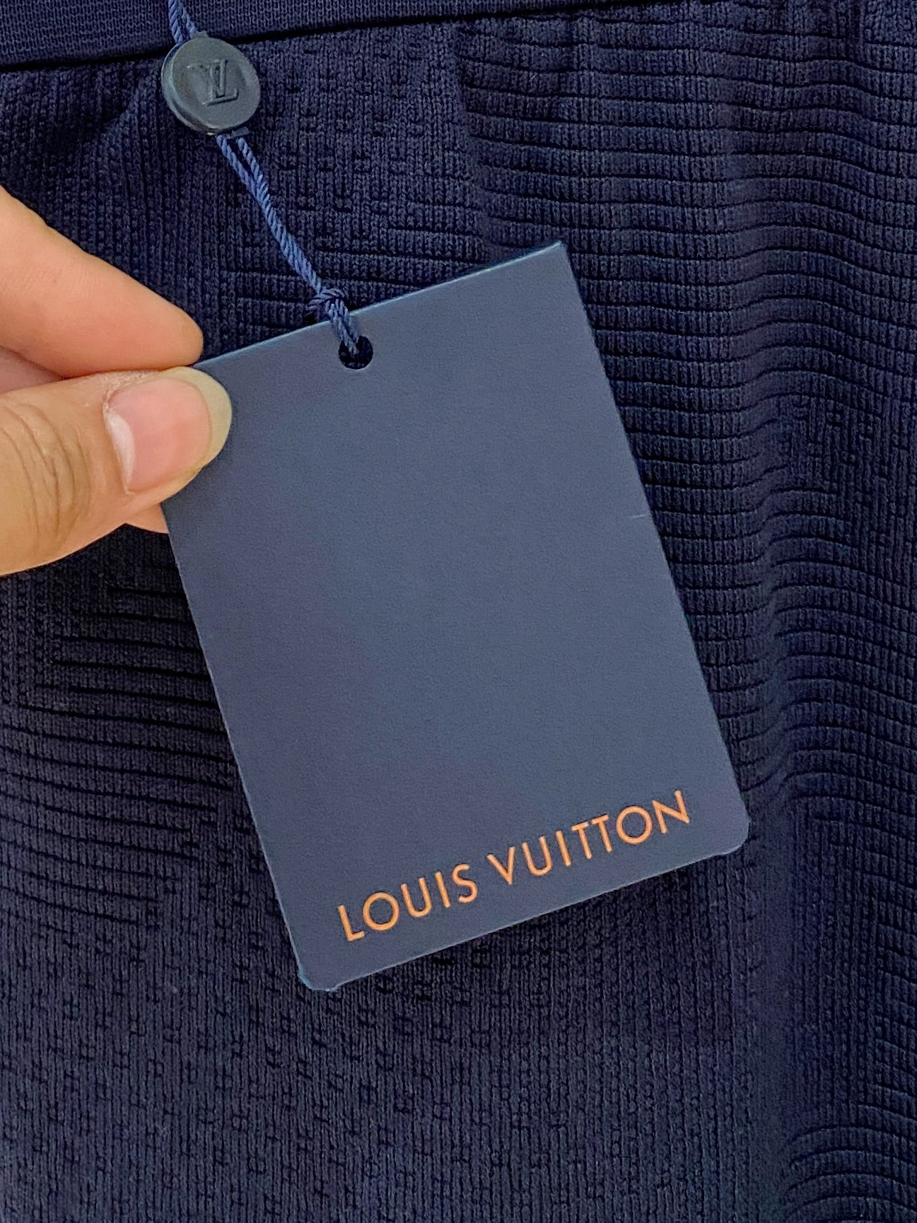 新品 
lv。男士精品休闲裤顶级面料休闲短裤 最新款上身版型无敌正!绝对可以闭眼收的一款此款裤子非常百搭
