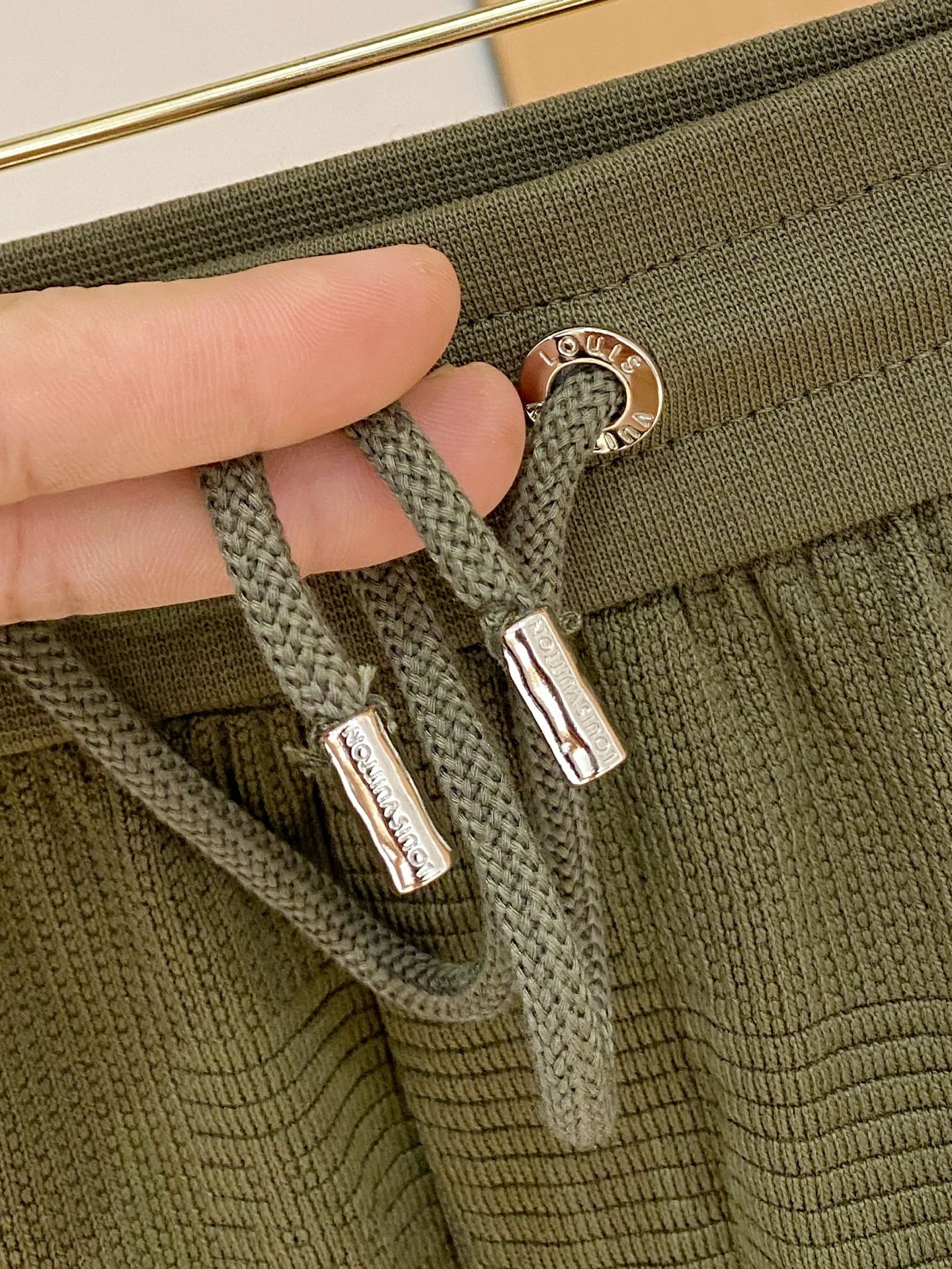 新品 
lv。男士精品休闲裤顶级面料休闲短裤 最新款上身版型无敌正!绝对可以闭眼收的一款此款裤子非常百搭