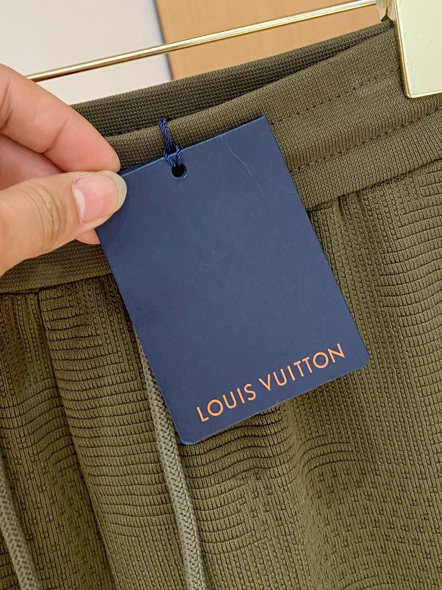 新品 
lv。男士精品休闲裤顶级面料休闲短裤 最新款上身版型无敌正!绝对可以闭眼收的一款此款裤子非常百搭