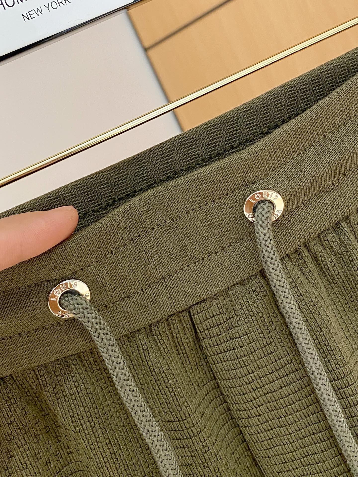 新品 
lv。男士精品休闲裤顶级面料休闲短裤 最新款上身版型无敌正!绝对可以闭眼收的一款此款裤子非常百搭