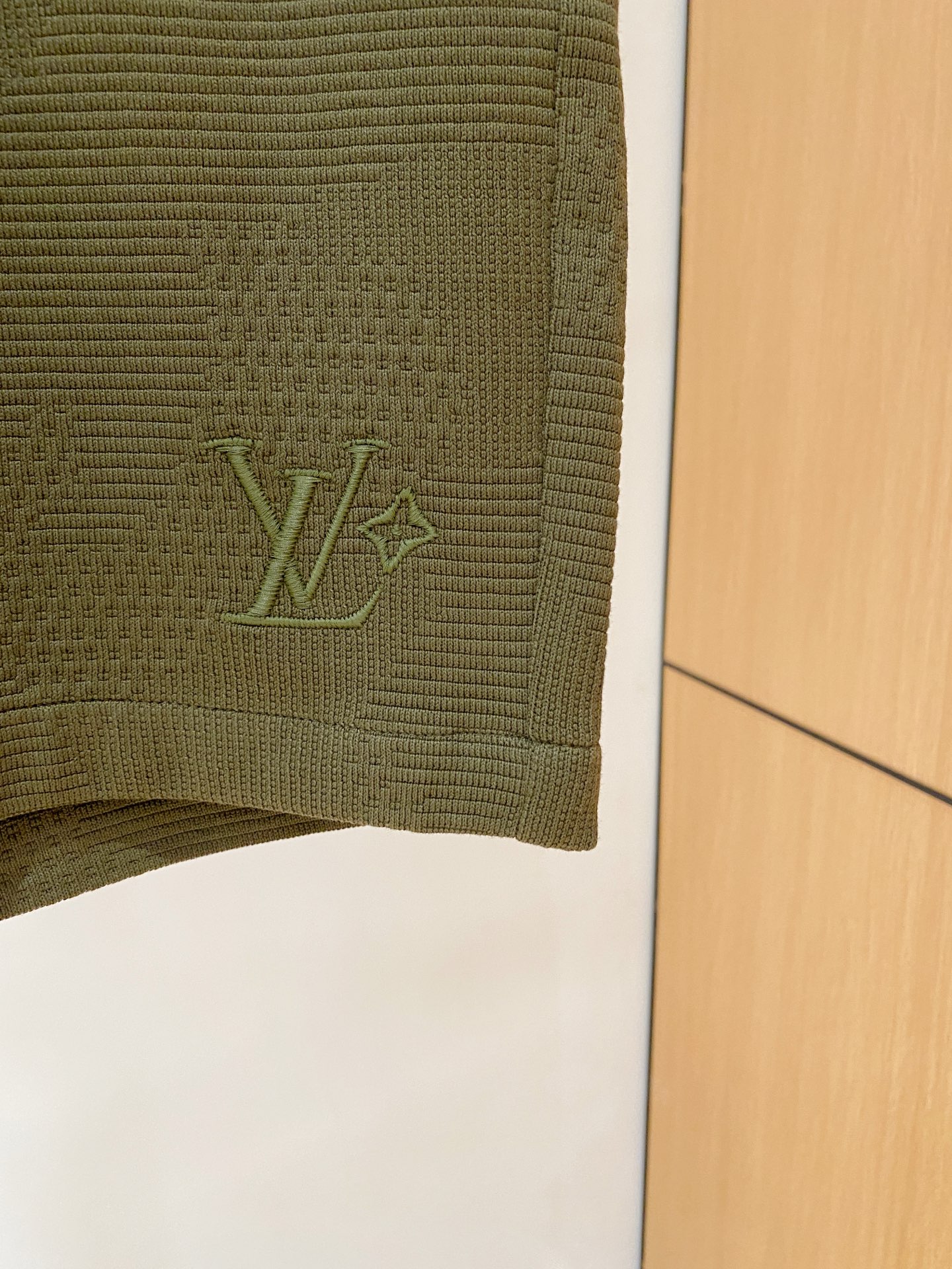 新品 
lv。男士精品休闲裤顶级面料休闲短裤 最新款上身版型无敌正!绝对可以闭眼收的一款此款裤子非常百搭