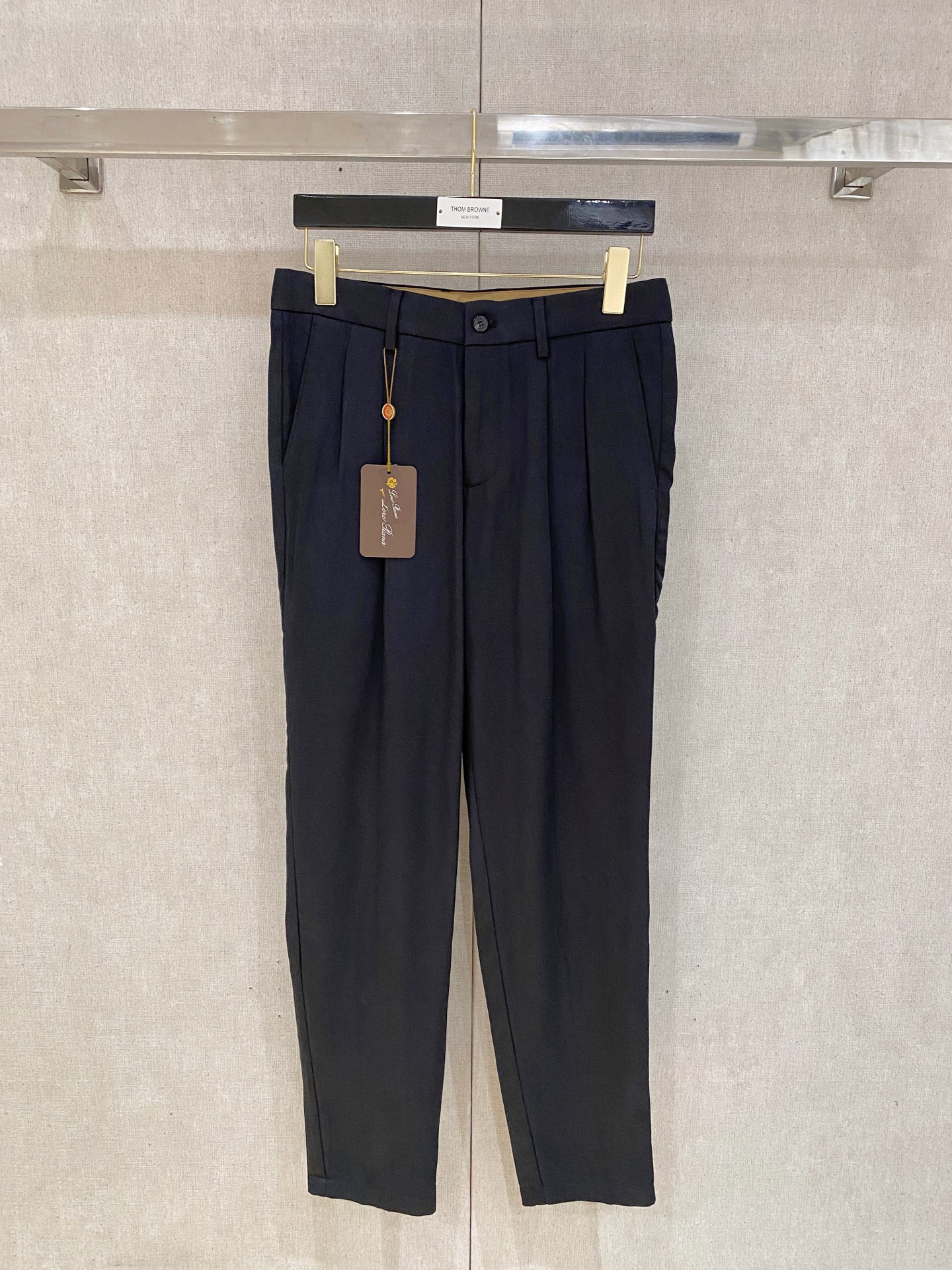 NO:414066,The counter official website will be released simultaneously! All accessories are customized for original products, and the trading company's genuine product orders. High-end custom imported fabrics are extracted from natural plant fibers. They are thinner than ordinary cotton fabrics. They feel soft and comfortable to wear. They are not easy to irritate the skin. The fabric is hygroscopic and breathable. Size: 30-38 No 35 37,,alexander wang19860909专柜官网同步发售！辅料全部原版定制出品,贸易公司真品订单.高级定制进口面料,以天然植物纖維提炼出来,比一般棉织物轻薄 手感柔软,穿着舒适 完全不易有刺激皮肤 面料吸湿性、透气性良好 尺码: 30-38无35 37,,alexander wang,Men's clothing