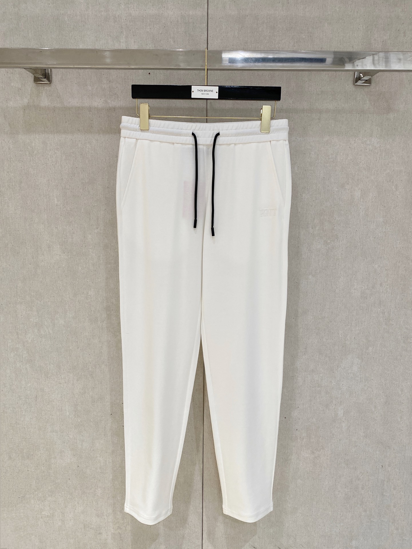 NO:474315,The counter official website will be released simultaneously! All accessories are customized for original products, and the trading company's genuine product orders. High-end custom imported fabrics are extracted from natural plant fibers. They are thinner than ordinary cotton fabrics. They feel soft and comfortable to wear. They are not easy to irritate the skin. The fabric is hygroscopic and breathable. Size: 48-56,,alexander wang19860909专柜官网同步发售！辅料全部原版定制出品,贸易公司真品订单.高级定制进口面料,以天然植物纖維提炼出来,比一般棉织物轻薄 手感柔软,穿着舒适 完全不易有刺激皮肤 面料吸湿性、透气性良好 尺码: 48-56,,alexander wang,Men's clothing