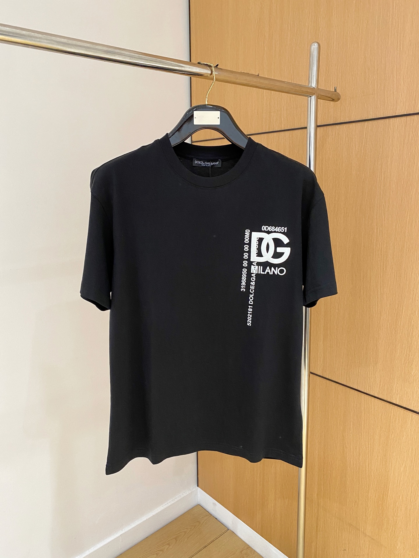 NO:480465,DG.25SS spring and summer new style first-time counter latest short-sleeved round-neck T-shirt, high-end customization, avant-garde and fashionable design!  Brand logo heavy craft design, high-end customized 230g fabric, soft feel, comfortable to wear, exquisite counter-level car line, fine workmanship, invincible and handsome upper body effect!  A must-have item for handsome men!  Color black. White. S-2XL, T-shirt,tees, t-shirt,alexander wang19860909DG.25SS春夏新款首发专柜最新款短袖圆领T恤 高端订制 设计前卫时尚！品牌logo重工艺设计 高端定制230克面料.手感柔软.穿着舒适.专柜级别精致车线.做工精细.上身效果无敌帅气！型男必备单品！颜色黑色.白色.码数S-2XL,,T-shirt,tees，t-shirt,alexander wang,Men's clothing