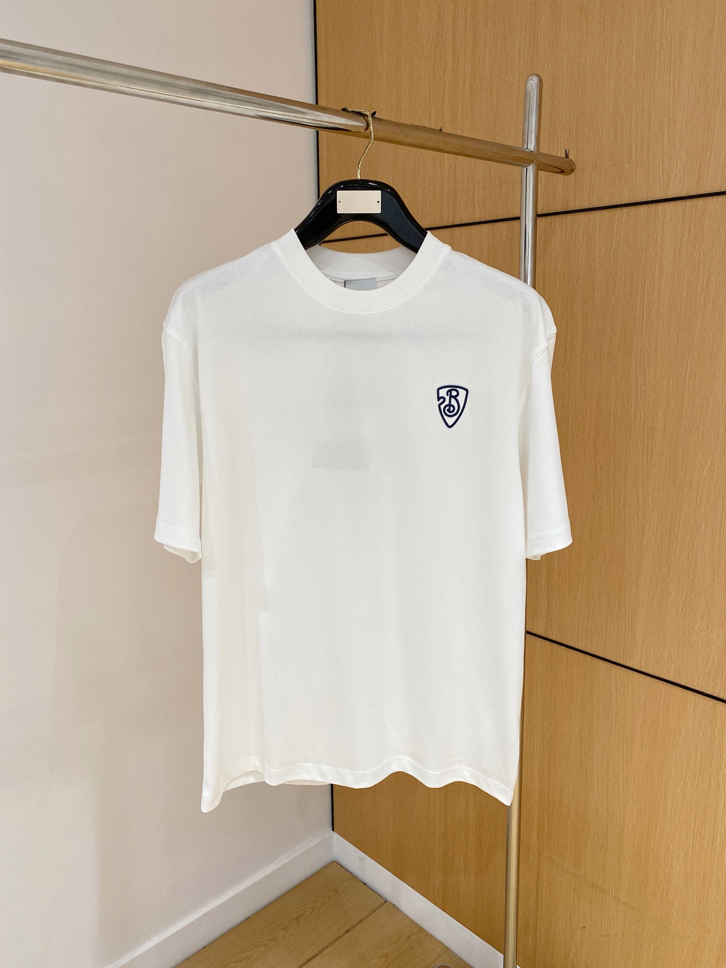 NO:480473,BBR spring and summer new first-time counter latest short-sleeved round-neck T-shirt, high-end customization, avant-garde and fashionable design!  Brand logo heavy craft design, high-end customized 230g fabric, soft feel, comfortable to wear, exquisite counter-level car line, fine workmanship, invincible and handsome upper body effect!  A must-have item for handsome men!  Color black. White. Number m-3XL, T-shirt,tees, t-shirt,alexander wang19860909BBR春夏新款首发专柜最新款短袖圆领T恤 高端订制 设计前卫时尚！品牌logo重工艺设计 高端定制230克面料.手感柔软.穿着舒适.专柜级别精致车线.做工精细.上身效果无敌帅气！型男必备单品！颜色黑色.白色.码数m-3XL,,T-shirt,tees，t-shirt,alexander wang,Men's clothing