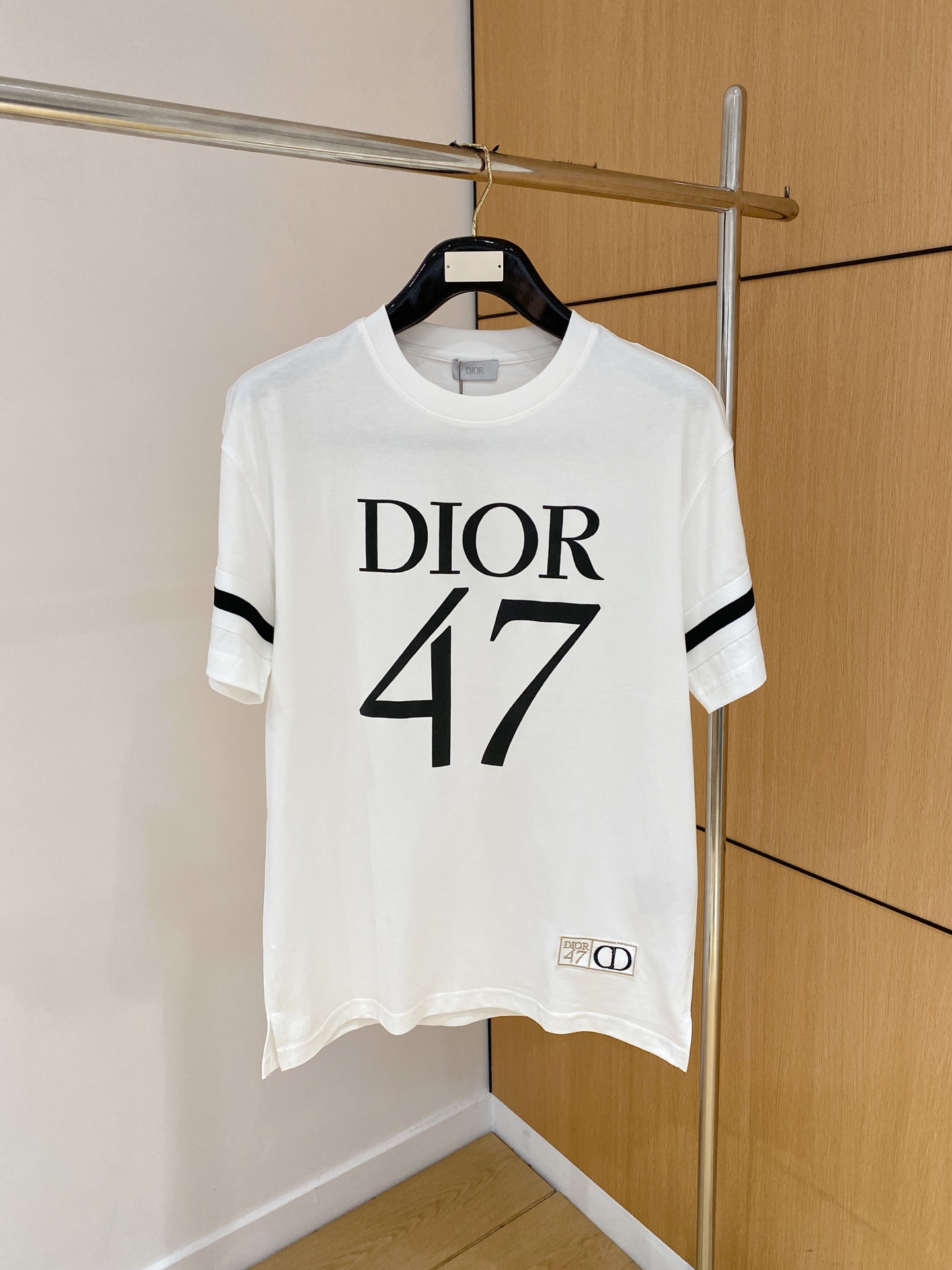 NO:480481,Dior.25SS spring and summer new style first-time counter latest short-sleeved round-neck T-shirt, high-end customization, avant-garde and fashionable design!  Brand logo heavy craft design, high-end customized 230g fabric, soft feel, comfortable to wear, exquisite counter-level car line, fine workmanship, invincible and handsome upper body effect!  A must-have item for handsome men!  Color black. White. S-2XL, dior, T-shirt,tees, t-shirt,alexander wang19860909Dior.25SS春夏新款首发专柜最新款短袖圆领T恤 高端订制 设计前卫时尚！品牌logo重工艺设计 高端定制230克面料.手感柔软.穿着舒适.专柜级别精致车线.做工精细.上身效果无敌帅气！型男必备单品！颜色黑色.白色.码数S-2XL,,dior,T-shirt,tees，t-shirt,alexander wang,Men's clothing