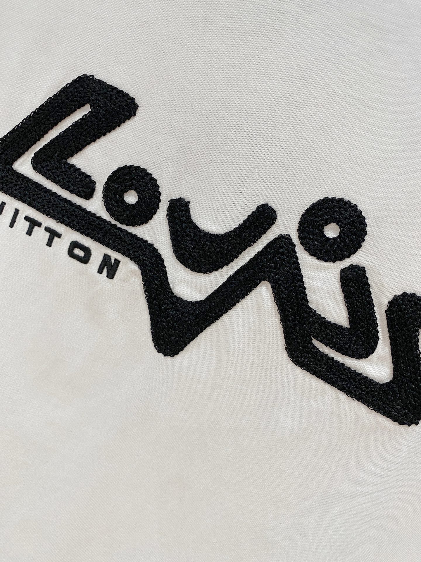 Louis Vuitton Men's 25SS Crewneck T-Shirt - Modern Logo Design 5 i1747327848740 8194 0 3