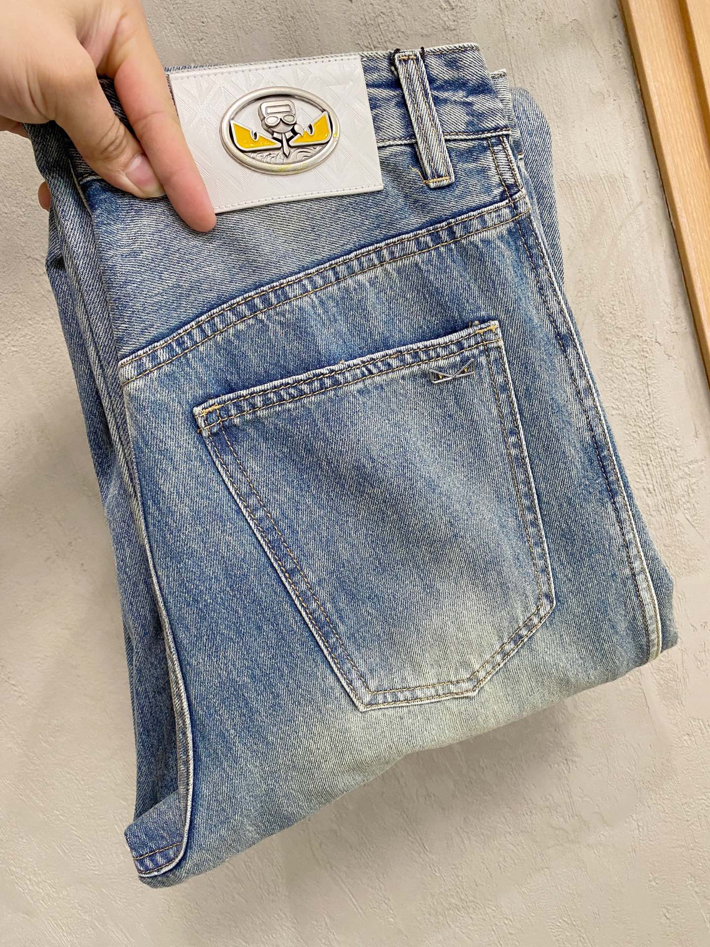 NO:528759,FENDI Men's fashionable and trendy big trousers and jeans, official album poster outfits!  Customer-supplied high-quality imported denim original color fabric, specially selected Japanese Okayama pure 13oz ounce denim fabric, heavy environmentally friendly plant enzyme washing process, the texture has a light retro color, which is quite beautiful, and is very suitable for the autumn and winter color matching. The fabric is soft and delicate after washing, but has a strong bones and a little elastic, providing an excellent comfort experience. There is no damage to any craft elements throughout the body, retaining the purest tannin color!  The whole body details are so perfect, exquisite and exquisite. The latest waist leather marks highlight the brand's characteristics, and hardware accessories, leather marks, and wiring all reflect craftsmanship!  The style is perfectly tailored, and the hip lifting effect is excellent. It can easily sweep any top matching in the wardrobe. It has extensive compatibility and is satisfied with various daily outfits. It has a lot of upper body styles and must-have trousers for quality control and 1V masturbation control!  Size 29-38 None 35 37,,fendi,fendi,jeans,alexander wang19860909FENDI 芬迪 男士时尚潮流大裤脚牛仔裤,官宣画册海报穿搭款！ 客供高级进口的丹宁原色面料,特选日本冈山纯正13oz 盎司牛仔布料,重磅环保植物酵素水洗工艺,肌理有着淡淡的复古色彩,相当漂亮,极符合秋冬的配色,面料经过水洗后柔软细腻,但筋骨感极强,且略带弹力,提供了绝佳的舒适体验,通身无任何工艺元素破坏,保留了最纯粹的丹宁本色！通身细节完美如斯,精湛且考究,最新的腰部皮标彰显了品牌特质,五金配件、皮标、走线无不体现出匠心工艺！版型剪裁完美,提臀修身效果绝佳,可轻松横扫衣橱任何的上装搭配,兼容性广泛,满足于日常各种穿搭,上身型款十足,于品质控及1V迷控者必入型裤装！ 尺码29-38 无35 37,,fendi,fendi,jeans,alexander wang,Men's clothing