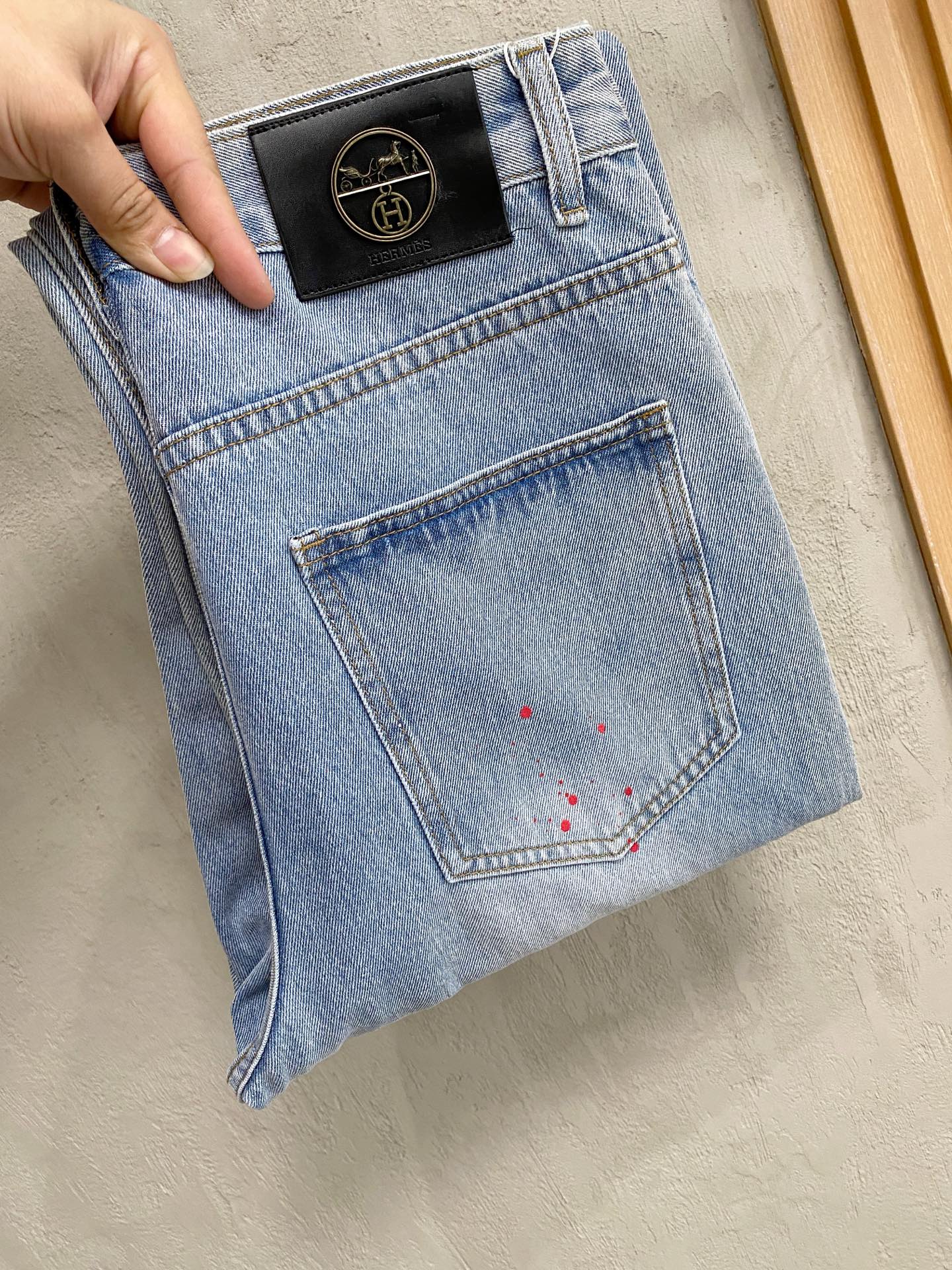 NO:528768,Hermes men's fashionable and trendy jeans, official album poster outfits!  Customer-supplied high-quality imported denim original color fabric, specially selected Japanese Okayama pure 13oz ounce denim fabric, heavy environmentally friendly plant enzyme washing process, the texture has a light retro color, which is quite beautiful, and is very suitable for the autumn and winter color matching. The fabric is soft and delicate after washing, but has a strong bones and a little elastic, providing an excellent comfort experience. There is no damage to any craft elements throughout the body, retaining the purest tannin color!  The whole body details are so perfect, exquisite and exquisite. The latest waist leather marks highlight the brand's characteristics, and hardware accessories, leather marks, and wiring all reflect craftsmanship!  The style is perfectly tailored, and the hip lifting effect is excellent. It can easily sweep any top matching in the wardrobe. It has extensive compatibility and is satisfied with various daily outfits. It has a lot of upper body styles and must-have trousers for quality control and 1V masturbation control!  Size 29-38 None 35 37,,hermes,jeans,alexander wang19860909爱马仕 男士时尚潮流大裤脚牛仔裤,官宣画册海报穿搭款！ 客供高级进口的丹宁原色面料,特选日本冈山纯正13oz 盎司牛仔布料,重磅环保植物酵素水洗工艺,肌理有着淡淡的复古色彩,相当漂亮,极符合秋冬的配色,面料经过水洗后柔软细腻,但筋骨感极强,且略带弹力,提供了绝佳的舒适体验,通身无任何工艺元素破坏,保留了最纯粹的丹宁本色！通身细节完美如斯,精湛且考究,最新的腰部皮标彰显了品牌特质,五金配件、皮标、走线无不体现出匠心工艺！版型剪裁完美,提臀修身效果绝佳,可轻松横扫衣橱任何的上装搭配,兼容性广泛,满足于日常各种穿搭,上身型款十足,于品质控及1V迷控者必入型裤装！ 尺码29-38 无35 37,,hermes,jeans,alexander wang,Men's clothing