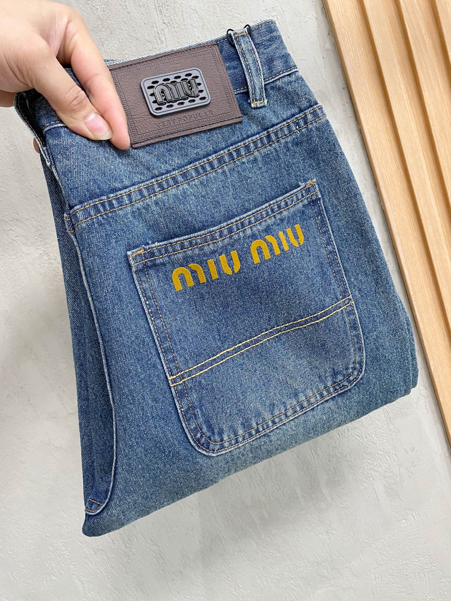 NO:528748,miu miu men's fashionable and trendy big trousers and jeans, official album poster outfits!  Customer-supplied high-quality imported denim original color fabric, specially selected Japanese Okayama pure 13oz ounce denim fabric, heavy environmentally friendly plant enzyme washing process, the texture has a light retro color, which is quite beautiful, and is very suitable for the autumn and winter color matching. The fabric is soft and delicate after washing, but has a strong bones and a little elastic, providing an excellent comfort experience. There is no damage to any craft elements throughout the body, retaining the purest tannin color!  The whole body details are so perfect, exquisite and exquisite. The latest waist leather marks highlight the brand's characteristics, and hardware accessories, leather marks, and wiring all reflect craftsmanship!  The style is perfectly tailored, and the hip lifting effect is excellent. It can easily sweep any top matching in the wardrobe. It has extensive compatibility and is satisfied with various daily outfits. It has a lot of upper body styles and must-have trousers for quality control and 1V masturbation control!  Size 29-38 None 35 37,,miumiu,jeans,alexander wang19860909miu miu 男士时尚潮流大裤脚牛仔裤,官宣画册海报穿搭款！ 客供高级进口的丹宁原色面料,特选日本冈山纯正13oz 盎司牛仔布料,重磅环保植物酵素水洗工艺,肌理有着淡淡的复古色彩,相当漂亮,极符合秋冬的配色,面料经过水洗后柔软细腻,但筋骨感极强,且略带弹力,提供了绝佳的舒适体验,通身无任何工艺元素破坏,保留了最纯粹的丹宁本色！通身细节完美如斯,精湛且考究,最新的腰部皮标彰显了品牌特质,五金配件、皮标、走线无不体现出匠心工艺！版型剪裁完美,提臀修身效果绝佳,可轻松横扫衣橱任何的上装搭配,兼容性广泛,满足于日常各种穿搭,上身型款十足,于品质控及1V迷控者必入型裤装！ 尺码29-38 无35 37,,miumiu,jeans,alexander wang,Men's clothing