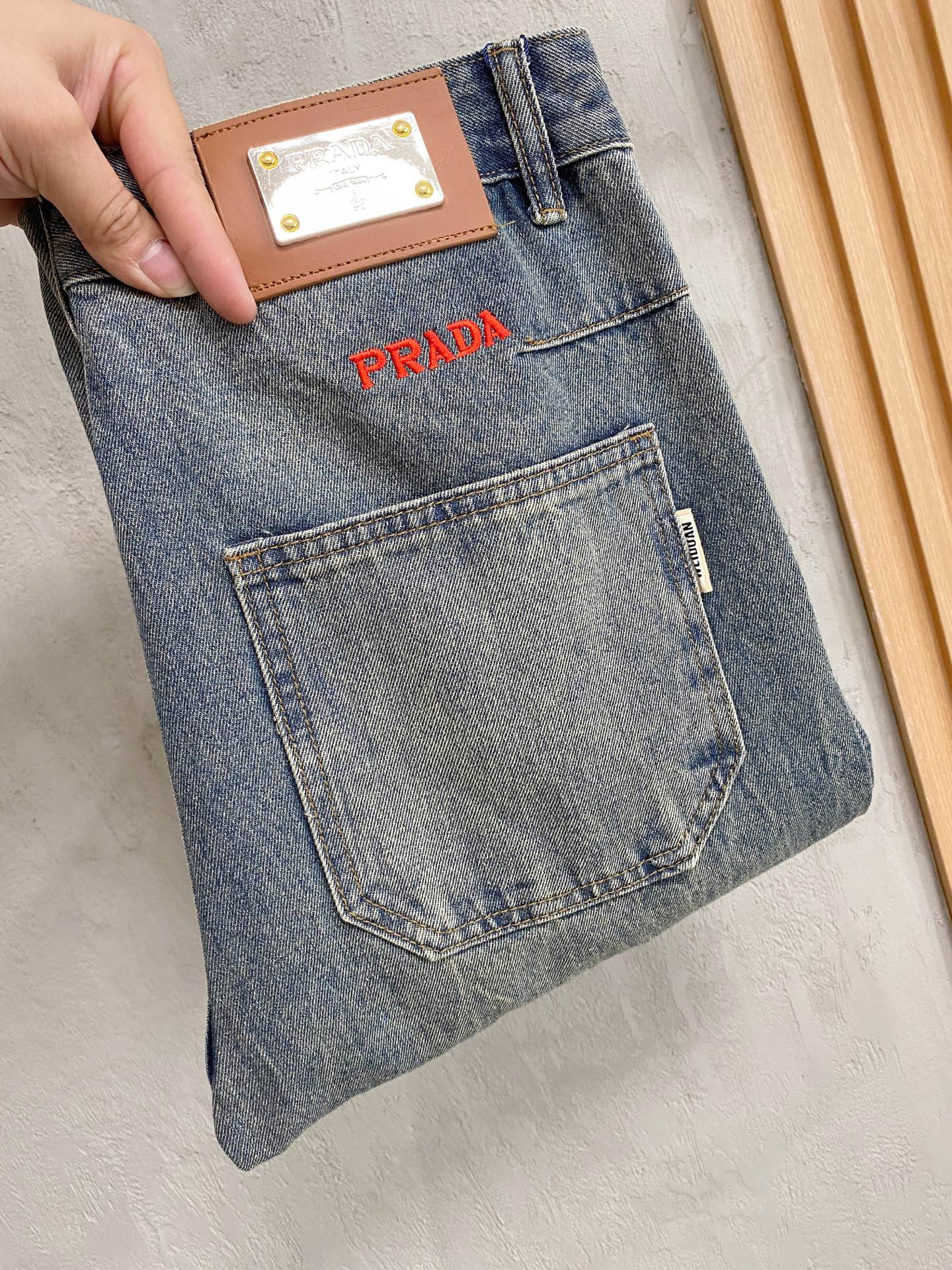 NO:528754,PRADA Men's fashionable and trendy big trousers and jeans, official album poster outfits!  Customer-supplied high-quality imported denim original color fabric, specially selected Japanese Okayama pure 13oz ounce denim fabric, heavy environmentally friendly plant enzyme washing process, the texture has a light retro color, which is quite beautiful, and is very suitable for the autumn and winter color matching. The fabric is soft and delicate after washing, but has a strong bones and a little elastic, providing an excellent comfort experience. There is no damage to any craft elements throughout the body, retaining the purest tannin color!  The whole body details are so perfect, exquisite and exquisite. The latest waist leather marks highlight the brand's characteristics, and hardware accessories, leather marks, and wiring all reflect craftsmanship!  The style is perfectly tailored, and the hip lifting effect is excellent. It can easily sweep any top matching in the wardrobe. It has extensive compatibility and is satisfied with various daily outfits. It has a lot of upper body styles and must-have trousers for quality control and 1V masturbation control!  Size 29-38 None 35 37,,prada,prada,jeans,alexander wang19860909PRADA 普拉达 男士时尚潮流大裤脚牛仔裤,官宣画册海报穿搭款！ 客供高级进口的丹宁原色面料,特选日本冈山纯正13oz 盎司牛仔布料,重磅环保植物酵素水洗工艺,肌理有着淡淡的复古色彩,相当漂亮,极符合秋冬的配色,面料经过水洗后柔软细腻,但筋骨感极强,且略带弹力,提供了绝佳的舒适体验,通身无任何工艺元素破坏,保留了最纯粹的丹宁本色！通身细节完美如斯,精湛且考究,最新的腰部皮标彰显了品牌特质,五金配件、皮标、走线无不体现出匠心工艺！版型剪裁完美,提臀修身效果绝佳,可轻松横扫衣橱任何的上装搭配,兼容性广泛,满足于日常各种穿搭,上身型款十足,于品质控及1V迷控者必入型裤装！ 尺码29-38 无35 37,,prada,prada,jeans,alexander wang,Men's clothing
