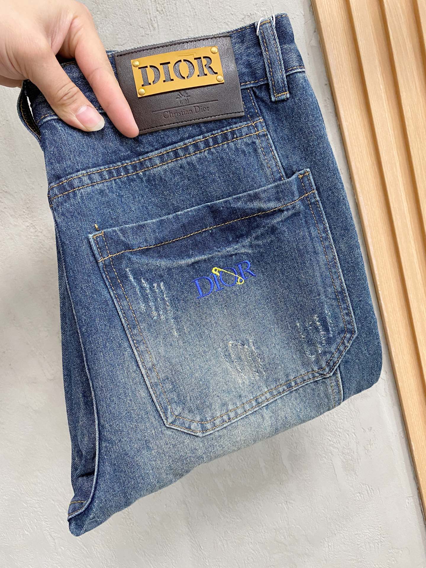 NO:528757,Dior Men's fashionable and trendy big trousers and jeans, official album poster outfits!  Customer-supplied high-quality imported denim original color fabric, specially selected Japanese Okayama pure 13oz ounce denim fabric, heavy environmentally friendly plant enzyme washing process, the texture has a light retro color, which is quite beautiful, and is very suitable for the autumn and winter color matching. The fabric is soft and delicate after washing, but has a strong bones and a little elastic, providing an excellent comfort experience. There is no damage to any craft elements throughout the body, retaining the purest tannin color!  The whole body details are so perfect, exquisite and exquisite. The latest waist leather marks highlight the brand's characteristics, and hardware accessories, leather marks, and wiring all reflect craftsmanship!  The style is perfectly tailored, and the hip lifting effect is excellent. It can easily sweep any top matching in the wardrobe. It has extensive compatibility and is satisfied with various daily outfits. It has a lot of upper body styles and must-have trousers for quality control and 1V masturbation control!  Size 29-38 None 35 37,,dior,dior,jeans,alexander wang19860909Dior 迪奥 男士时尚潮流大裤脚牛仔裤,官宣画册海报穿搭款！ 客供高级进口的丹宁原色面料,特选日本冈山纯正13oz 盎司牛仔布料,重磅环保植物酵素水洗工艺,肌理有着淡淡的复古色彩,相当漂亮,极符合秋冬的配色,面料经过水洗后柔软细腻,但筋骨感极强,且略带弹力,提供了绝佳的舒适体验,通身无任何工艺元素破坏,保留了最纯粹的丹宁本色！通身细节完美如斯,精湛且考究,最新的腰部皮标彰显了品牌特质,五金配件、皮标、走线无不体现出匠心工艺！版型剪裁完美,提臀修身效果绝佳,可轻松横扫衣橱任何的上装搭配,兼容性广泛,满足于日常各种穿搭,上身型款十足,于品质控及1V迷控者必入型裤装！ 尺码29-38 无35 37,,dior,dior,jeans,alexander wang,Men's clothing