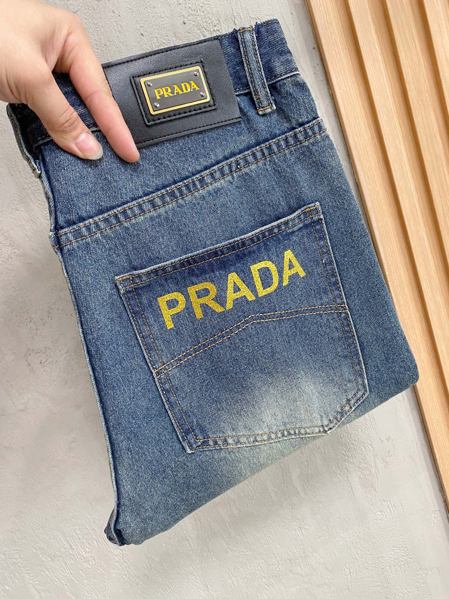 NO:528763,PRADA Men's fashionable and trendy big trousers and jeans, official album poster outfits!  Customer-supplied high-quality imported denim original color fabric, specially selected Japanese Okayama pure 13oz ounce denim fabric, heavy environmentally friendly plant enzyme washing process, the texture has a light retro color, which is quite beautiful, and is very suitable for the autumn and winter color matching. The fabric is soft and delicate after washing, but has a strong bones and a little elastic, providing an excellent comfort experience. There is no damage to any craft elements throughout the body, retaining the purest tannin color!  The whole body details are so perfect, exquisite and exquisite. The latest waist leather marks highlight the brand's characteristics, and hardware accessories, leather marks, and wiring all reflect craftsmanship!  The style is perfectly tailored, and the hip lifting effect is excellent. It can easily sweep any top matching in the wardrobe. It has extensive compatibility and is satisfied with various daily outfits. It has a lot of upper body styles and must-have trousers for quality control and 1V masturbation control!  Size 29-38 None 35 37,,prada,prada,jeans,alexander wang19860909PRADA 普拉达 男士时尚潮流大裤脚牛仔裤,官宣画册海报穿搭款！ 客供高级进口的丹宁原色面料,特选日本冈山纯正13oz 盎司牛仔布料,重磅环保植物酵素水洗工艺,肌理有着淡淡的复古色彩,相当漂亮,极符合秋冬的配色,面料经过水洗后柔软细腻,但筋骨感极强,且略带弹力,提供了绝佳的舒适体验,通身无任何工艺元素破坏,保留了最纯粹的丹宁本色！通身细节完美如斯,精湛且考究,最新的腰部皮标彰显了品牌特质,五金配件、皮标、走线无不体现出匠心工艺！版型剪裁完美,提臀修身效果绝佳,可轻松横扫衣橱任何的上装搭配,兼容性广泛,满足于日常各种穿搭,上身型款十足,于品质控及1V迷控者必入型裤装！ 尺码29-38 无35 37,,prada,prada,jeans,alexander wang,Men's clothing