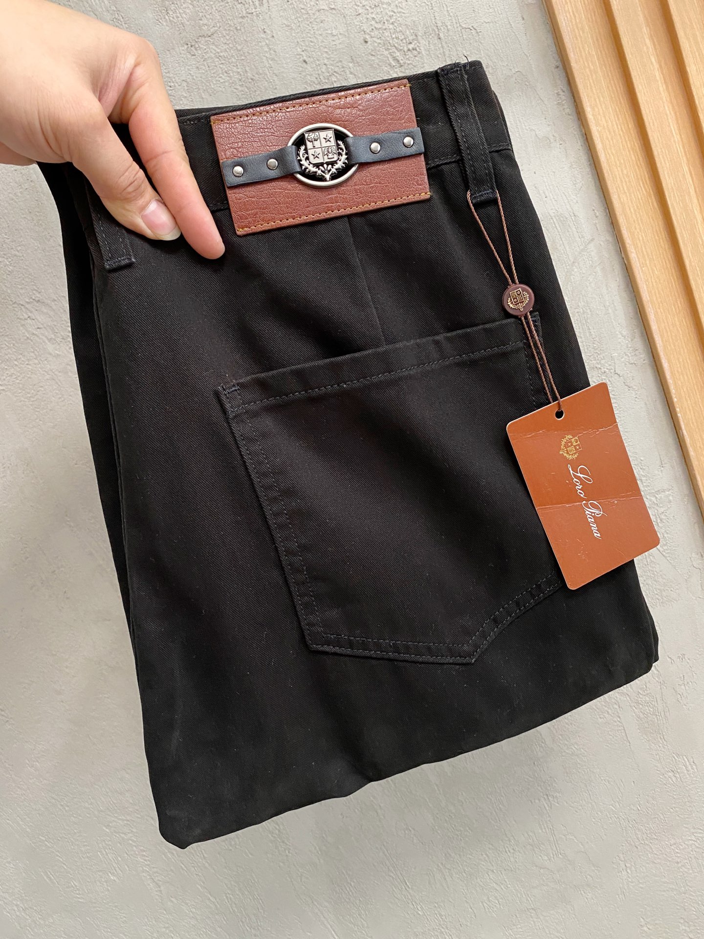 NO:528756,LP men's fashionable and trendy jeans with big trousers, official album poster outfits!  Customer-supplied high-quality imported denim original color fabric, specially selected Japanese Okayama pure 13oz ounce denim fabric, heavy environmentally friendly plant enzyme washing process, the texture has a light retro color, which is quite beautiful, and is very suitable for the autumn and winter color matching. The fabric is soft and delicate after washing, but has a strong bones and a little elastic, providing an excellent comfort experience. There is no damage to any craft elements throughout the body, retaining the purest tannin color!  The whole body details are so perfect, exquisite and exquisite. The latest waist leather marks highlight the brand's characteristics, and hardware accessories, leather marks, and wiring all reflect craftsmanship!  The style is perfectly tailored, and the hip lifting effect is excellent. It can easily sweep any top matching in the wardrobe. It has extensive compatibility and is satisfied with various daily outfits. It has a lot of upper body styles and must-have trousers for quality control and 1V masturbation control!  Size 29-38 None 35 37, loro piana, jeans, alexander wang19860909LP 男士时尚潮流大裤脚牛仔裤,官宣画册海报穿搭款！ 客供高级进口的丹宁原色面料,特选日本冈山纯正13oz 盎司牛仔布料,重磅环保植物酵素水洗工艺,肌理有着淡淡的复古色彩,相当漂亮,极符合秋冬的配色,面料经过水洗后柔软细腻,但筋骨感极强,且略带弹力,提供了绝佳的舒适体验,通身无任何工艺元素破坏,保留了最纯粹的丹宁本色！通身细节完美如斯,精湛且考究,最新的腰部皮标彰显了品牌特质,五金配件、皮标、走线无不体现出匠心工艺！版型剪裁完美,提臀修身效果绝佳,可轻松横扫衣橱任何的上装搭配,兼容性广泛,满足于日常各种穿搭,上身型款十足,于品质控及1V迷控者必入型裤装！ 尺码29-38 无35 37,,loro piana,jeans,alexander wang,Men's clothing