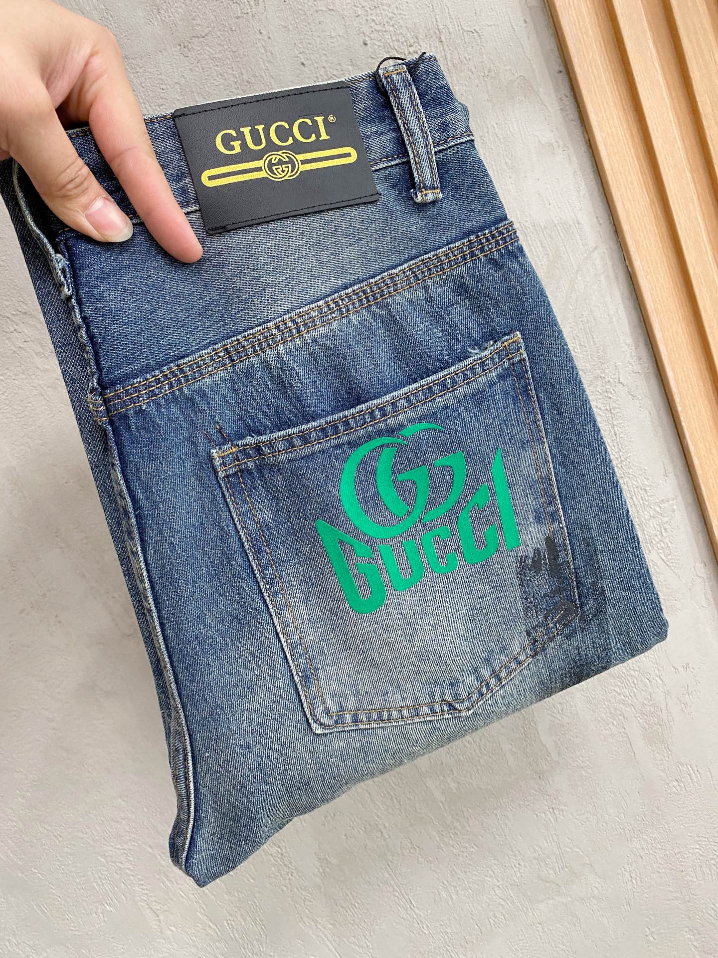 NO:528766,GUCCI Men's fashionable and trendy big trousers and jeans, official album poster outfits!  Customer-supplied high-quality imported denim original color fabric, specially selected Japanese Okayama pure 13oz ounce denim fabric, heavy environmentally friendly plant enzyme washing process, the texture has a light retro color, which is quite beautiful, and is very suitable for the autumn and winter color matching. The fabric is soft and delicate after washing, but has a strong bones and a little elastic, providing an excellent comfort experience. There is no damage to any craft elements throughout the body, retaining the purest tannin color!  The whole body details are so perfect, exquisite and exquisite. The latest waist leather marks highlight the brand's characteristics, and hardware accessories, leather marks, and wiring all reflect craftsmanship!  The style is perfectly tailored, and the hip lifting effect is excellent. It can easily sweep any top matching in the wardrobe. It has extensive compatibility and is satisfied with various daily outfits. It has a lot of upper body styles and must-have trousers for quality control and 1V masturbation control!  Size 29-38 None 35 37, gucci,jeans,alexander wang19860909GUCCI 古奇 男士时尚潮流大裤脚牛仔裤,官宣画册海报穿搭款！ 客供高级进口的丹宁原色面料,特选日本冈山纯正13oz 盎司牛仔布料,重磅环保植物酵素水洗工艺,肌理有着淡淡的复古色彩,相当漂亮,极符合秋冬的配色,面料经过水洗后柔软细腻,但筋骨感极强,且略带弹力,提供了绝佳的舒适体验,通身无任何工艺元素破坏,保留了最纯粹的丹宁本色！通身细节完美如斯,精湛且考究,最新的腰部皮标彰显了品牌特质,五金配件、皮标、走线无不体现出匠心工艺！版型剪裁完美,提臀修身效果绝佳,可轻松横扫衣橱任何的上装搭配,兼容性广泛,满足于日常各种穿搭,上身型款十足,于品质控及1V迷控者必入型裤装！ 尺码29-38 无35 37,,gucci,jeans,alexander wang,Men's clothing