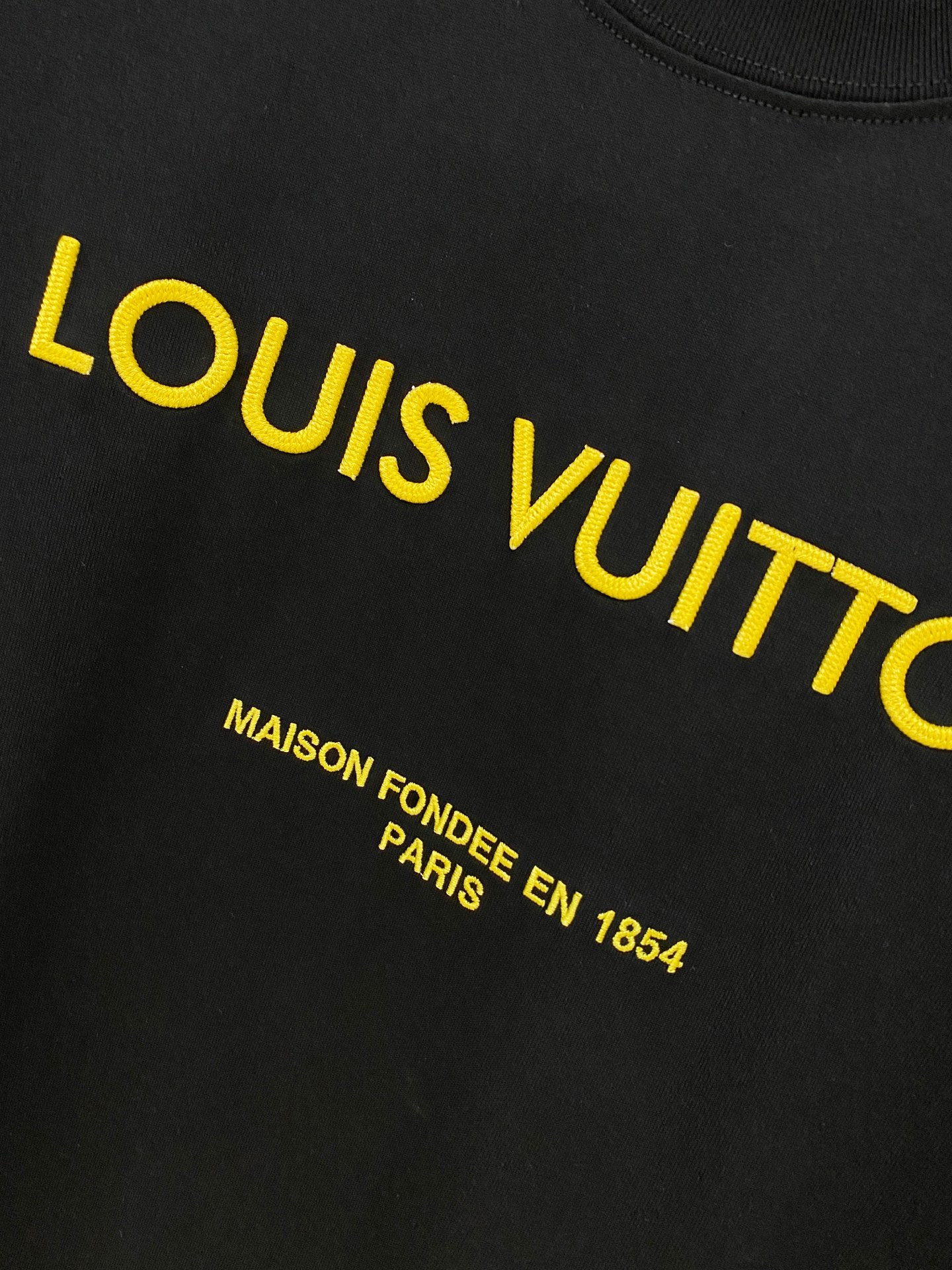 Lv 25SS春夏新款首发专柜最新圆领T恤 高端订制 设计前卫时尚！品牌logo重工艺设计 高端定制24