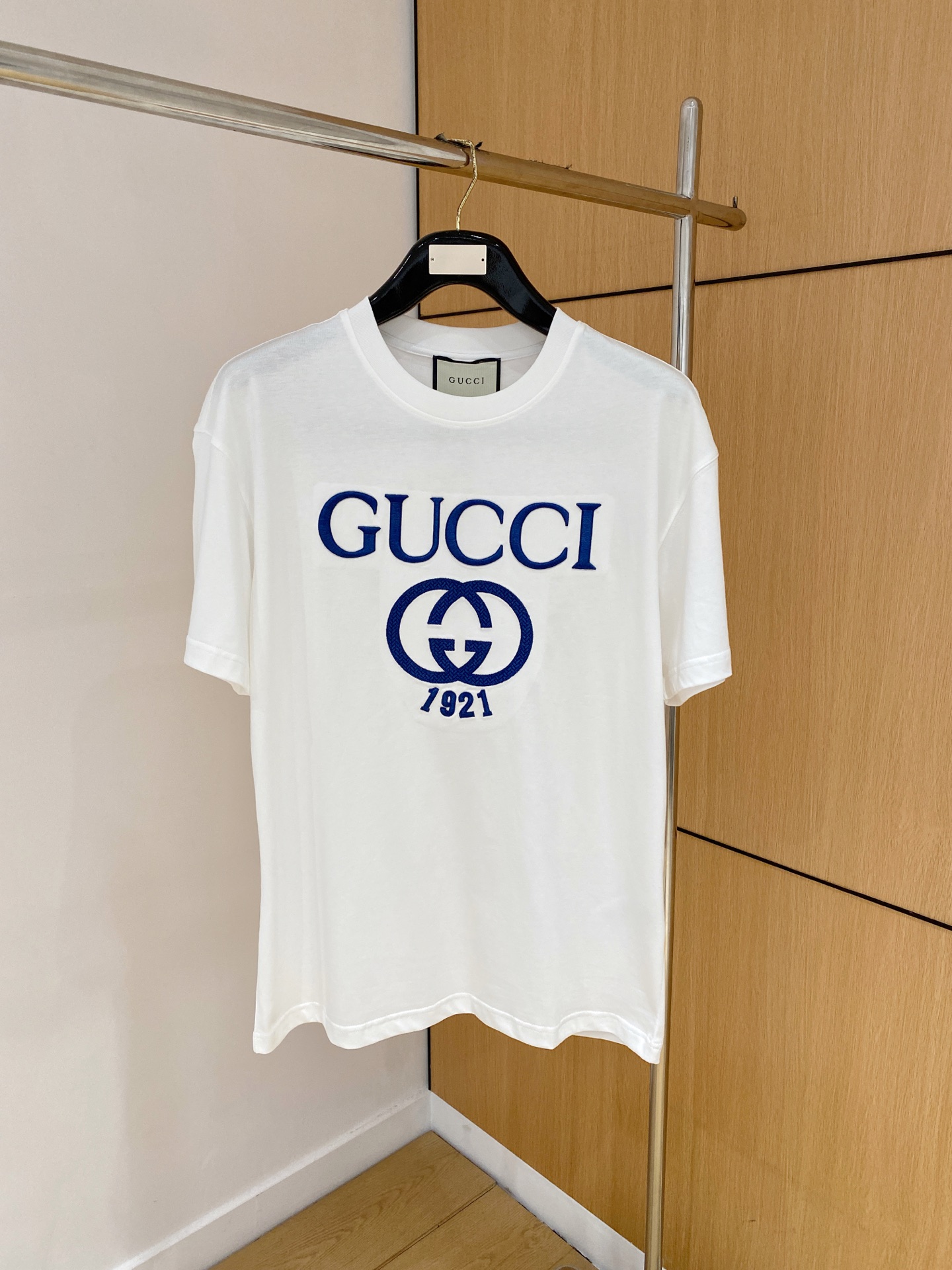 NO:480469,M-3Xl (Large Edition) Gucc 25SS Spring and Summer New First-Open Counter Latest Short Sleeve Round Neck T-shirt High-end Customization Design Avant-garde and fashionable!  Brand logo emphasizes craftsmanship design, high-end customized fabric, soft feel, comfortable to wear, exquisite counter-level car lines, fine workmanship, and invincible and handsome upper body effect!  A must-have item for handsome men!  Color black. White., gucci, T-shirt,tees, t-shirt,alexander wang19860909M-3Xl（阔版） Gucc 25SS春夏新款首发专柜最新款短袖圆领T恤 高端订制 设计前卫时尚！品牌logo重工艺设计 高端定制面料.手感柔软.穿着舒适.专柜级别精致车线.做工精细.上身效果无敌帅气！型男必备单品！颜色黑色.白色.,,gucci,T-shirt,tees，t-shirt,alexander wang,Men's clothing