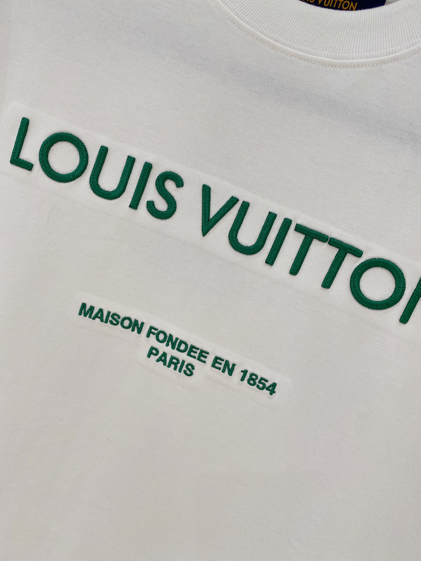 Lv 25SS春夏新款首发专柜最新圆领T恤 高端订制 设计前卫时尚！品牌logo重工艺设计 高端定制24