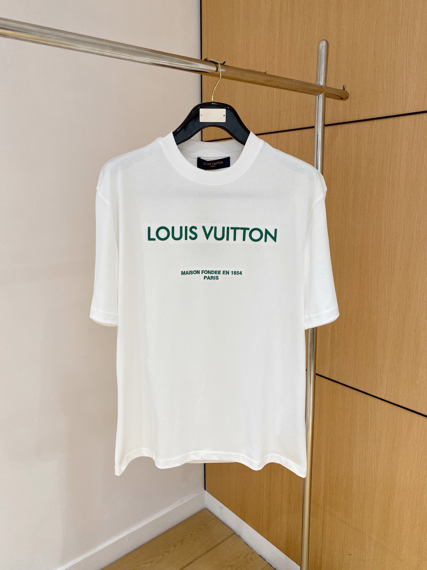 Lv 25SS春夏新款首发专柜最新圆领T恤 高端订制 设计前卫时尚！品牌logo重工艺设计 高端定制24