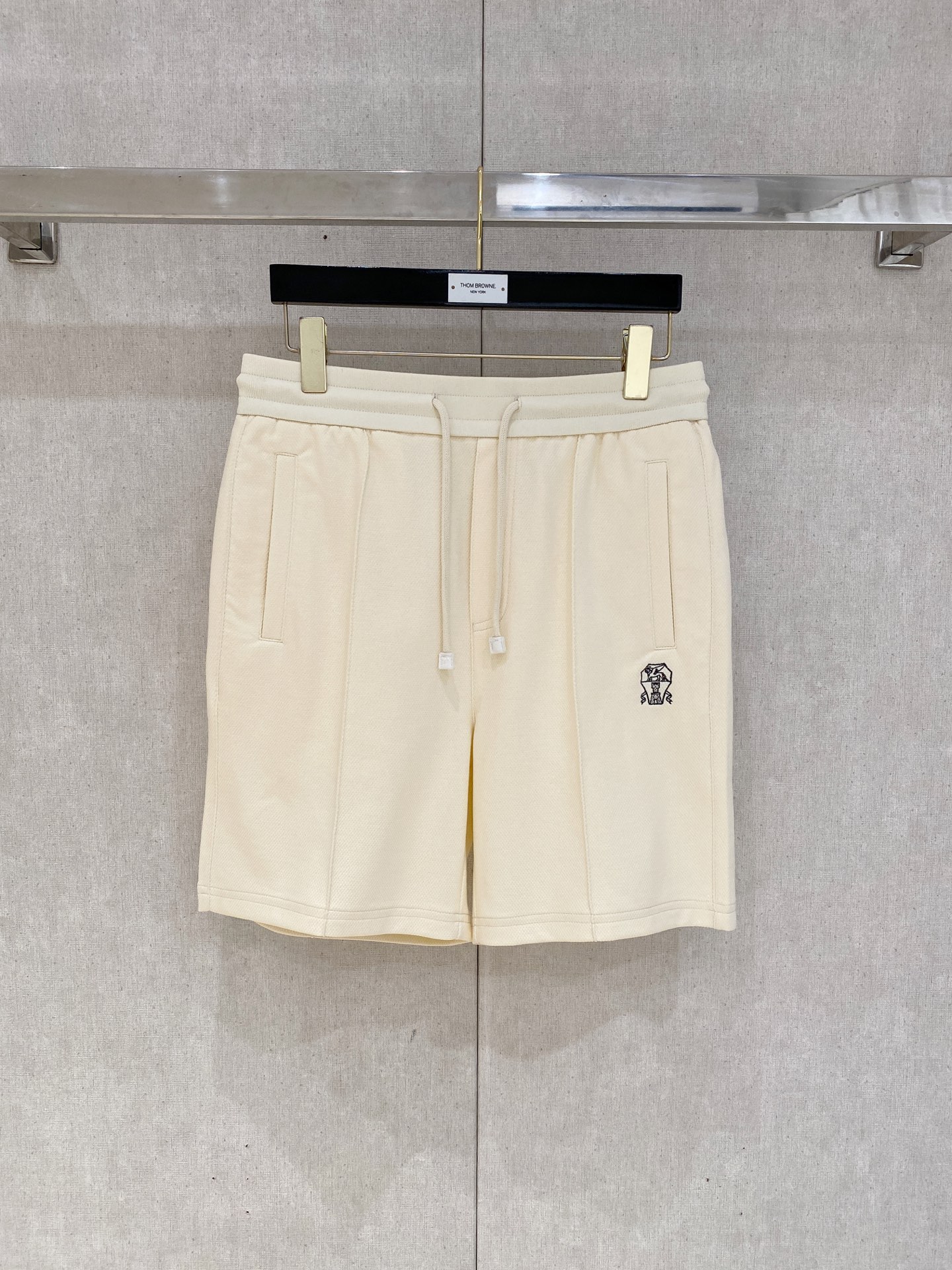 NO:410654,The counter official website will be released simultaneously! All accessories are customized for original products, and the trading company's genuine product orders. High-end custom imported fabrics are extracted from natural plant fibers. They are thinner than ordinary cotton fabrics. They feel soft and comfortable to wear. They are not easy to irritate the skin. The fabric is hygroscopic and breathable. Size: 48-56,,alexander wang19860909专柜官网同步发售！辅料全部原版定制出品,贸易公司真品订单.高级定制进口面料,以天然植物纖維提炼出来,比一般棉织物轻薄 手感柔软,穿着舒适 完全不易有刺激皮肤 面料吸湿性、透气性良好 尺码: 48-56,,alexander wang,Men's clothing