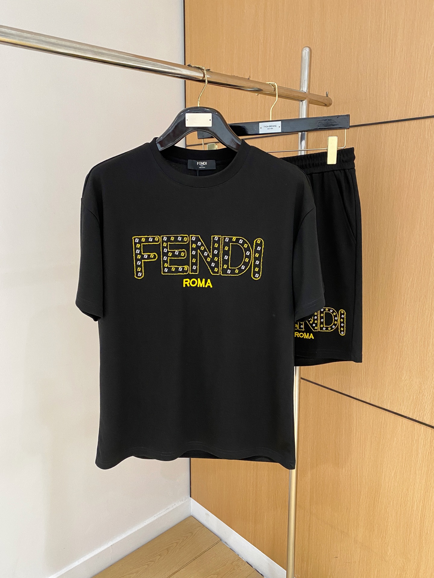 芬迪🔥🔥高端定制 2025春夏新款首发专柜最新款短袖短裤...