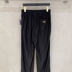 ❤️ Prada 男士精品休闲裤顶级面料休闲裤,最新款上身版型无敌正!绝对可以闭眼收的一款此款裤子非 ❤️ Prada 男士精品休闲裤顶级面料休闲裤,最新款上身版型无敌正!绝对可以闭眼收的一款此款裤子非