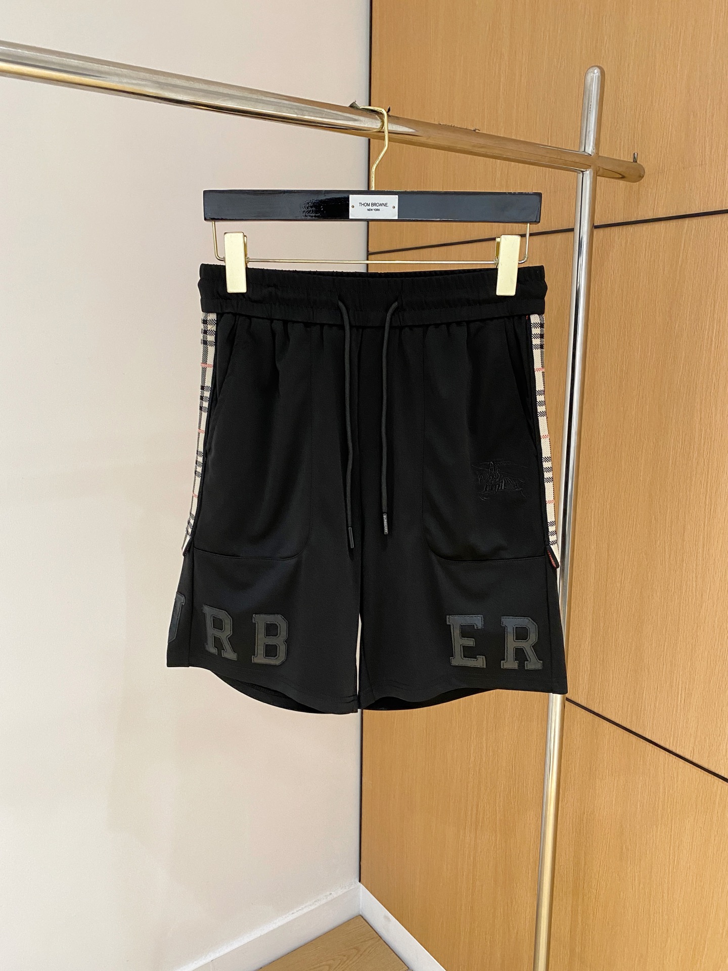 NO:840925,Burberry's 2026 new spring and summer men's casual shorts are high-end products that are simple, fashionable and elegant. Customized original imported fabrics are simple, neat and refreshing. The quality workmanship details can withstand any form of inspection. Simple and elegant, versatile style. The upper body is elegant and handsome, giving you a brand new sense of sight!  The appearance is incomparable, the details are in place, and the upper body is not picky!  Size M-3xL,,burberry,shorts,19860909巴宝莉 2026春夏新款男士休闲短裤 高端货简洁时尚大方 定制原版进口面料 简洁利落又清爽 品质做工细节经得起任何形式检验简约大方百搭款 上身优雅帅气,焕然一新的即视感！品相无敌,细节都很到位,上身不挑人！ 码数M-3xL,,burberry,shorts,,Men's clothing