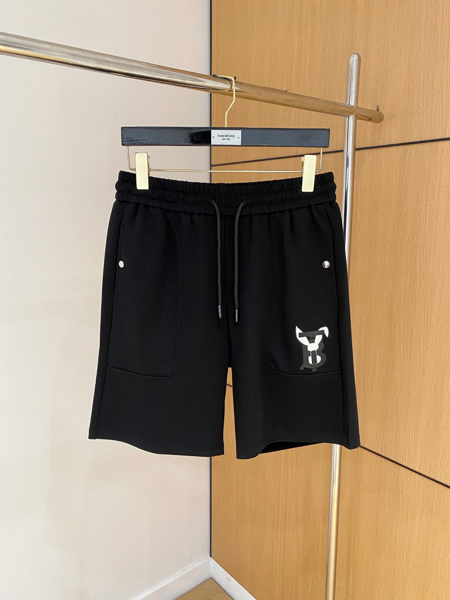 NO:840885,Burberry's 2026 new spring and summer men's casual shorts are high-end products that are simple, fashionable and elegant. Customized original imported fabrics are simple, neat and refreshing. The quality workmanship details can withstand any form of inspection. Simple and elegant, versatile style. The upper body is elegant and handsome, giving you a brand new sense of sight!  The appearance is incomparable, the details are in place, and the upper body is not picky!  Size M-3xL,,burberry,shorts,19860909巴宝莉 2026春夏新款男士休闲短裤 高端货简洁时尚大方 定制原版进口面料 简洁利落又清爽 品质做工细节经得起任何形式检验简约大方百搭款 上身优雅帅气,焕然一新的即视感！品相无敌,细节都很到位,上身不挑人！ 码数M-3xL,,burberry,shorts,,Men's clothing