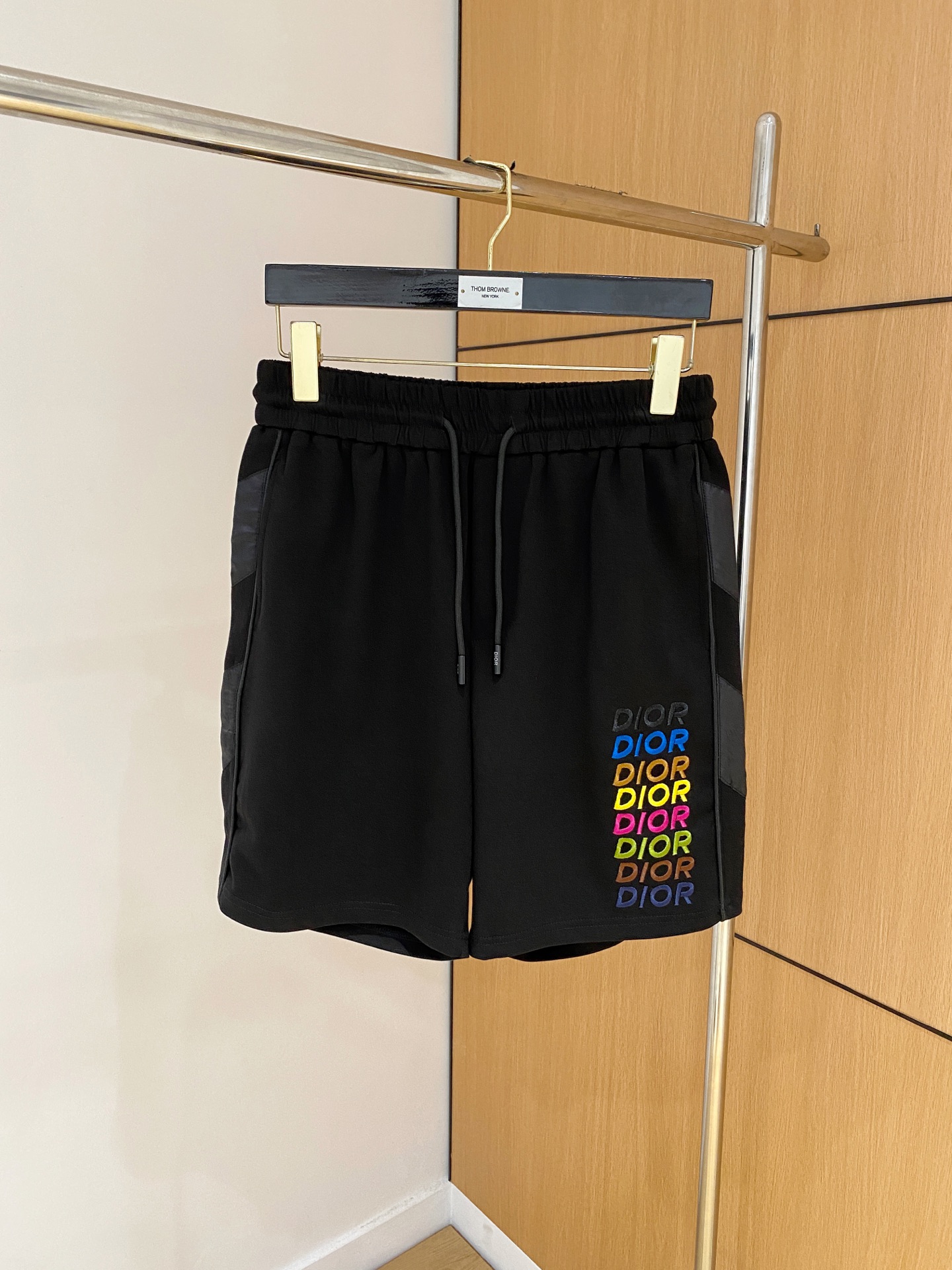 NO:840937,Dior's new 2026 spring and summer men's casual shorts are high-end products that are simple, fashionable and elegant. Customized original imported fabrics are simple, neat and refreshing. The quality workmanship details can withstand any form of inspection. Simple and generous, versatile style. The upper body is elegant and handsome, giving you a brand new sense of sight!  The appearance is incomparable, the details are in place, and the upper body is not picky!  Size M-3xL,,dior,shorts,19860909迪奥 2026春夏新款男士休闲短裤 高端货简洁时尚大方 定制原版进口面料 简洁利落又清爽 品质做工细节经得起任何形式检验简约大方百搭款 上身优雅帅气,焕然一新的即视感！品相无敌,细节都很到位,上身不挑人！ 码数M-3xL,,dior,shorts,,Men's clothing