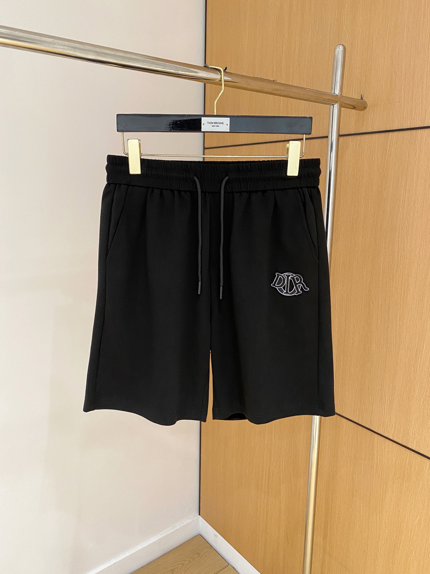 NO:840906,Lv 2026 spring and summer new men's casual shorts. High-end goods, simple, fashionable and elegant. Customized original imported fabrics. Simple, neat and refreshing. Quality workmanship details can withstand any form of inspection. Simple and generous, versatile style. Elegant and handsome upper body, brand new sense of sight!  The appearance is incomparable, the details are in place, and the upper body is not picky!  Size M-3xL,,louis vuitton,shorts,19860909Lv 2026春夏新款男士休闲短裤 高端货简洁时尚大方 定制原版进口面料 简洁利落又清爽 品质做工细节经得起任何形式检验简约大方百搭款 上身优雅帅气,焕然一新的即视感！品相无敌,细节都很到位,上身不挑人！ 码数M-3xL,,louis vuitton,shorts,,Men's clothing