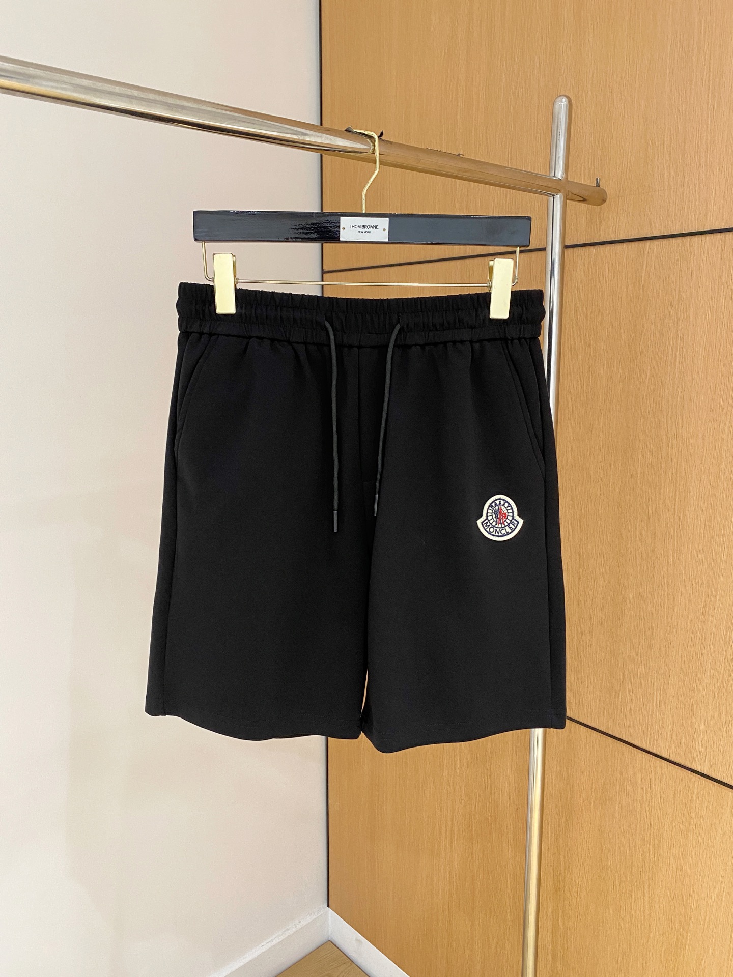 NO:840916,Mengkou 2026 new spring and summer men's casual shorts. High-end goods, simple, fashionable and elegant. Customized original imported fabrics. Simple, neat and refreshing. Quality workmanship details can withstand any form of inspection. Simple and elegant, versatile style. Elegant and handsome upper body, brand new sense of sight!  The appearance is incomparable, the details are in place, and the upper body is not picky!  Size M-3xL,,Moncler,shorts,19860909蒙口 2026春夏新款男士休闲短裤 高端货简洁时尚大方 定制原版进口面料 简洁利落又清爽 品质做工细节经得起任何形式检验简约大方百搭款 上身优雅帅气,焕然一新的即视感！品相无敌,细节都很到位,上身不挑人！ 码数M-3xL,,Moncler,shorts,,Men's clothing