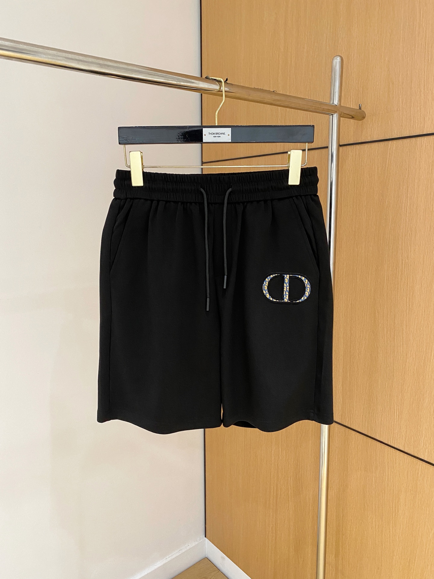 NO:840881,Dior's new 2026 spring and summer men's casual shorts are high-end products that are simple, fashionable and elegant. Customized original imported fabrics are simple, neat and refreshing. The quality workmanship details can withstand any form of inspection. Simple and generous, versatile style. The upper body is elegant and handsome, giving you a brand new sense of sight!  The appearance is incomparable, the details are in place, and the upper body is not picky!  Size M-3xL,,dior,shorts,19860909迪奥 2026春夏新款男士休闲短裤 高端货简洁时尚大方 定制原版进口面料 简洁利落又清爽 品质做工细节经得起任何形式检验简约大方百搭款 上身优雅帅气,焕然一新的即视感！品相无敌,细节都很到位,上身不挑人！ 码数M-3xL,,dior,shorts,,Men's clothing