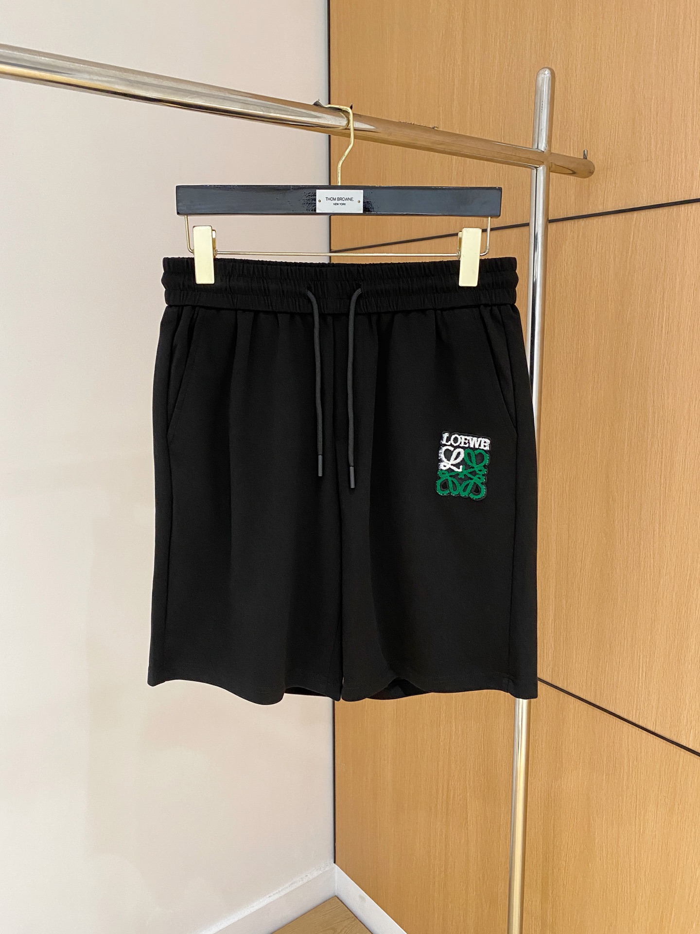 NO:840893,Loewe's 2026 spring and summer new men's casual shorts are high-end products that are simple, fashionable and elegant. Customized original imported fabrics are simple, neat and refreshing. The quality workmanship details can withstand any form of inspection. Simple and elegant, versatile style. The upper body is elegant and handsome, giving you a brand new sense of sight!  The appearance is incomparable, the details are in place, and the upper body is not picky!  Size M-3xL,,loewe,shorts,19860909罗意威 2026春夏新款男士休闲短裤 高端货简洁时尚大方 定制原版进口面料 简洁利落又清爽 品质做工细节经得起任何形式检验简约大方百搭款 上身优雅帅气,焕然一新的即视感！品相无敌,细节都很到位,上身不挑人！ 码数M-3xL,,loewe,shorts,,Men's clothing