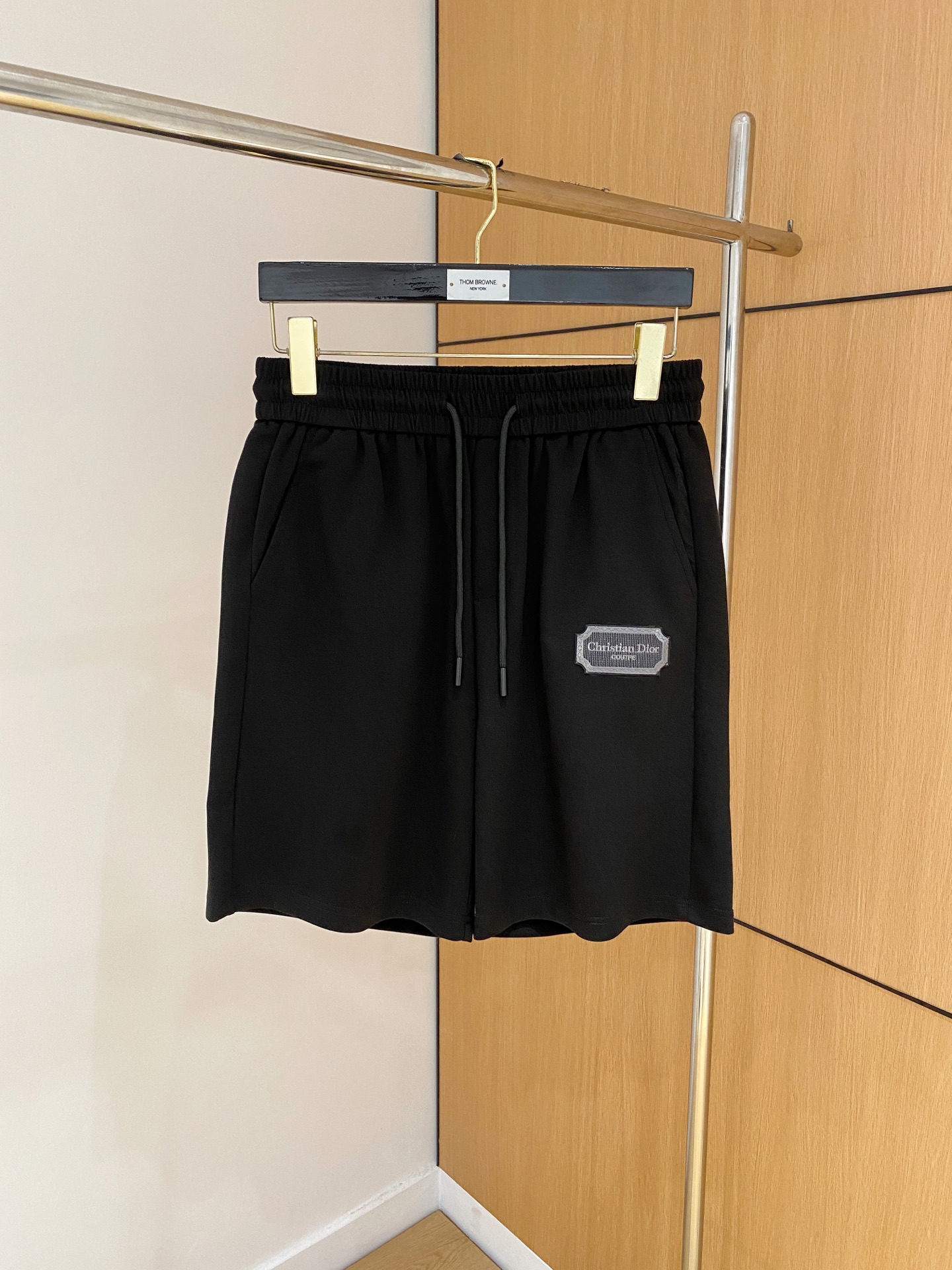 NO:840873,Dior's new 2026 spring and summer men's casual shorts are high-end products that are simple, fashionable and elegant. Customized original imported fabrics are simple, neat and refreshing. The quality workmanship details can withstand any form of inspection. Simple and generous, versatile style. The upper body is elegant and handsome, giving you a brand new sense of sight!  The appearance is incomparable, the details are in place, and the upper body is not picky!  Size M-3xL,,dior,shorts,19860909迪奥 2026春夏新款男士休闲短裤 高端货简洁时尚大方 定制原版进口面料 简洁利落又清爽 品质做工细节经得起任何形式检验简约大方百搭款 上身优雅帅气,焕然一新的即视感！品相无敌,细节都很到位,上身不挑人！ 码数M-3xL,,dior,shorts,,Men's clothing