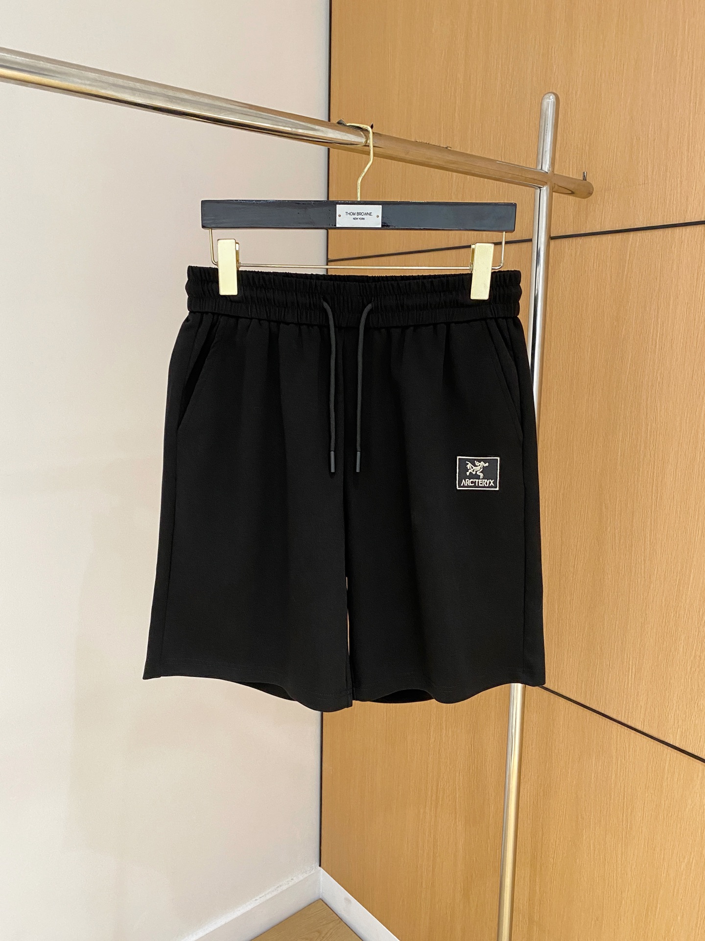 NO:840892,Arc'teryx 2026 new spring and summer men's casual shorts. High-end goods, simple, fashionable and elegant. Customized original imported fabrics. Simple, neat and refreshing. Quality workmanship details can withstand any form of inspection. Simple and elegant, versatile style. The upper body is elegant and handsome, giving you a brand new sense of sight!  The appearance is incomparable, the details are in place, and the upper body is not picky!  Code number M-3xL,arc'teryx,shorts,19860909始祖鸟 2026春夏新款男士休闲短裤 高端货简洁时尚大方 定制原版进口面料 简洁利落又清爽 品质做工细节经得起任何形式检验简约大方百搭款 上身优雅帅气,焕然一新的即视感！品相无敌,细节都很到位,上身不挑人！ 码数M-3xL,arc'teryx,shorts,,Men's clothing