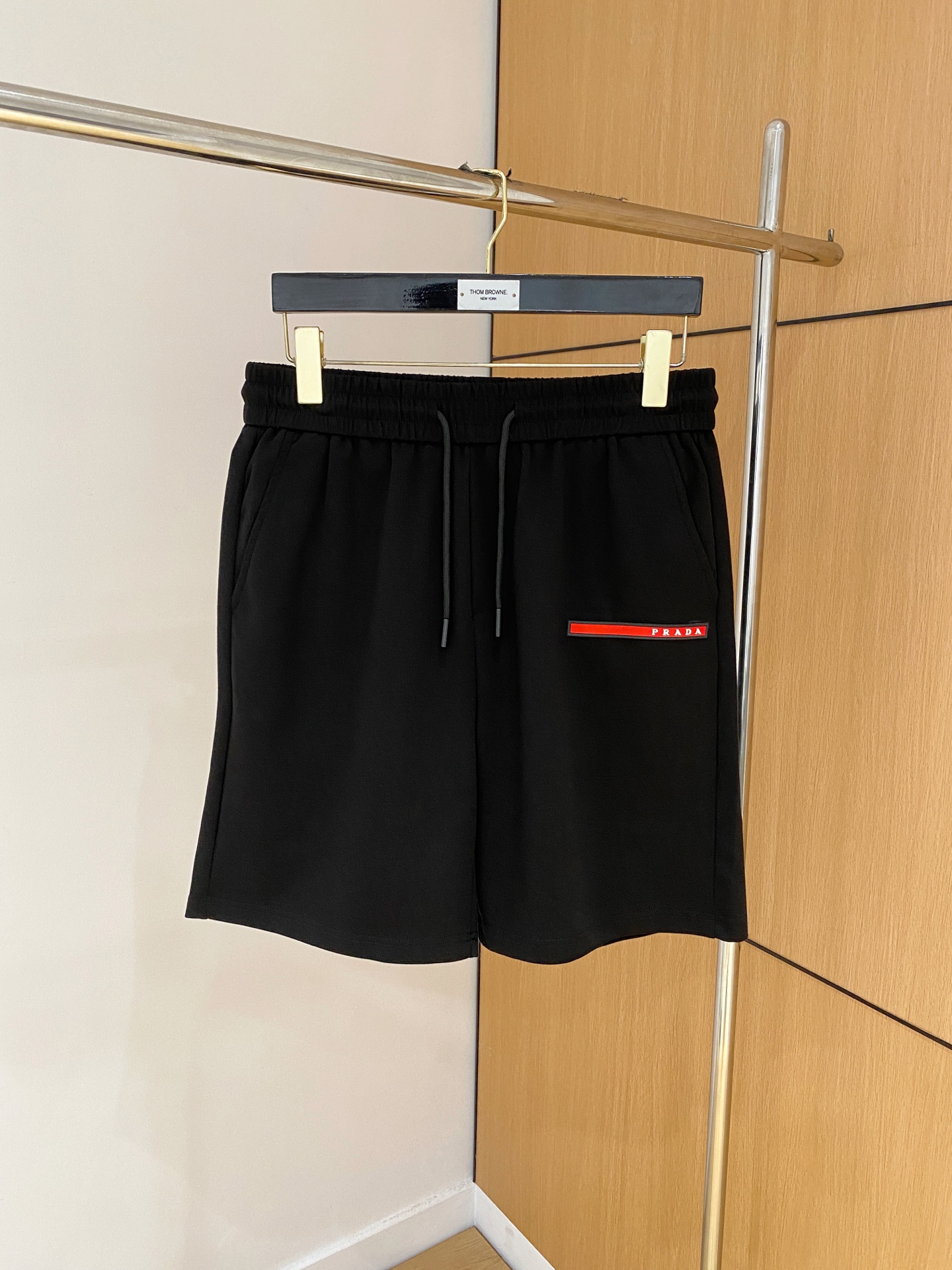 NO:840940,Prada's 2026 spring and summer new men's casual shorts are high-end products that are simple, fashionable and elegant. Customized original imported fabrics are simple, neat and refreshing. The quality workmanship details can withstand any form of inspection. Simple and elegant, versatile style. The upper body is elegant and handsome, giving you a brand new sense of sight!  The appearance is incomparable, the details are in place, and the upper body is not picky!  Size M-3xL,,prada,shorts,19860909普拉达 2026春夏新款男士休闲短裤 高端货简洁时尚大方 定制原版进口面料 简洁利落又清爽 品质做工细节经得起任何形式检验简约大方百搭款 上身优雅帅气,焕然一新的即视感！品相无敌,细节都很到位,上身不挑人！ 码数M-3xL,,prada,shorts,,Men's clothing