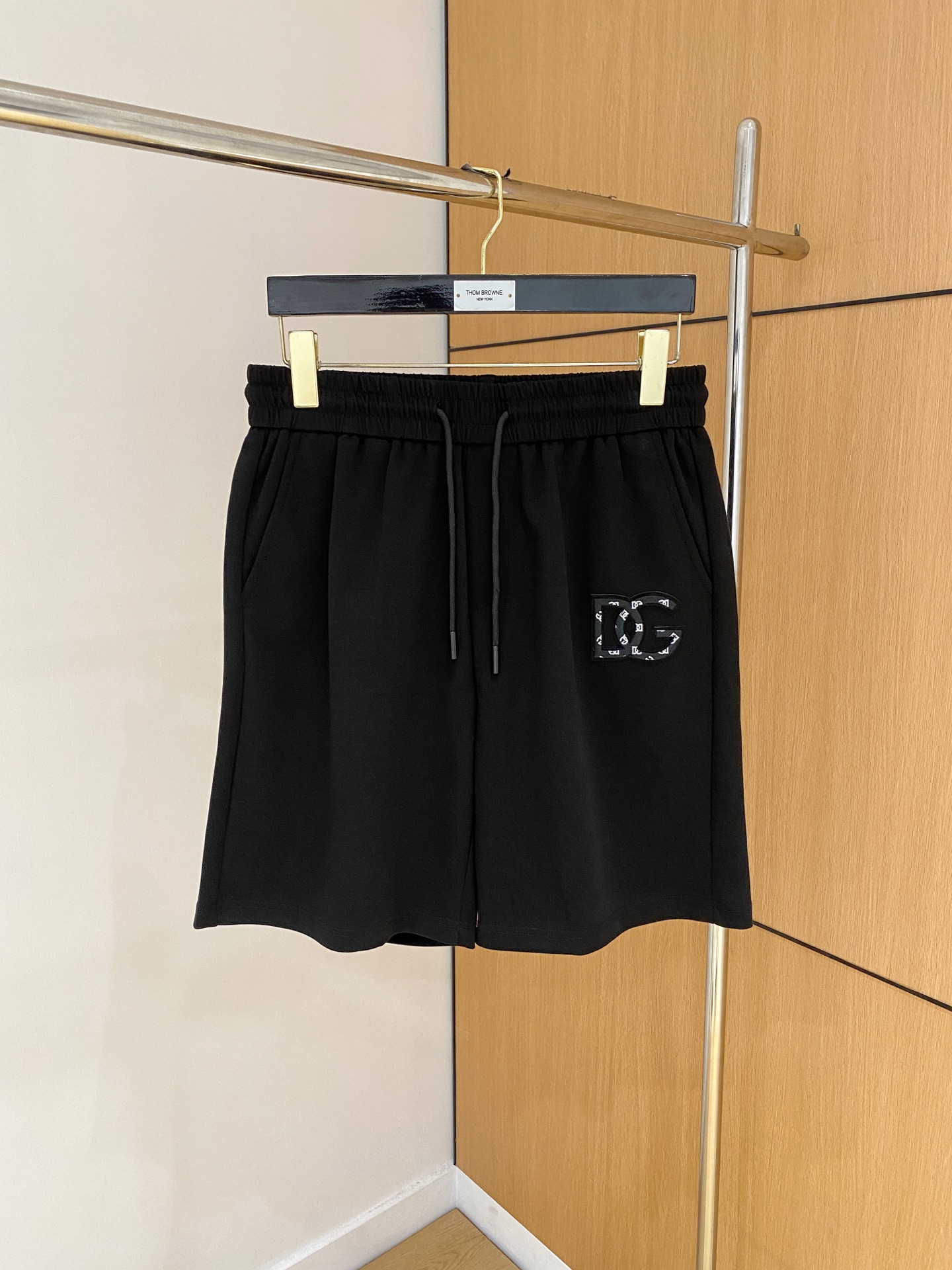NO:840927,DG 2026 new spring and summer men's casual shorts. High-end products, simple, fashionable and elegant. Customized original imported fabrics. Simple, neat and refreshing. Quality workmanship details can withstand any form of inspection. Simple and elegant, versatile style. The upper body is elegant and handsome, giving you a brand new sense of sight!  The appearance is incomparable, the details are in place, and the upper body is not picky!  Code number M-3xL,,shorts,19860909DG 2026春夏新款男士休闲短裤 高端货简洁时尚大方 定制原版进口面料 简洁利落又清爽 品质做工细节经得起任何形式检验简约大方百搭款 上身优雅帅气,焕然一新的即视感！品相无敌,细节都很到位,上身不挑人！ 码数M-3xL,,shorts,,Men's clothing